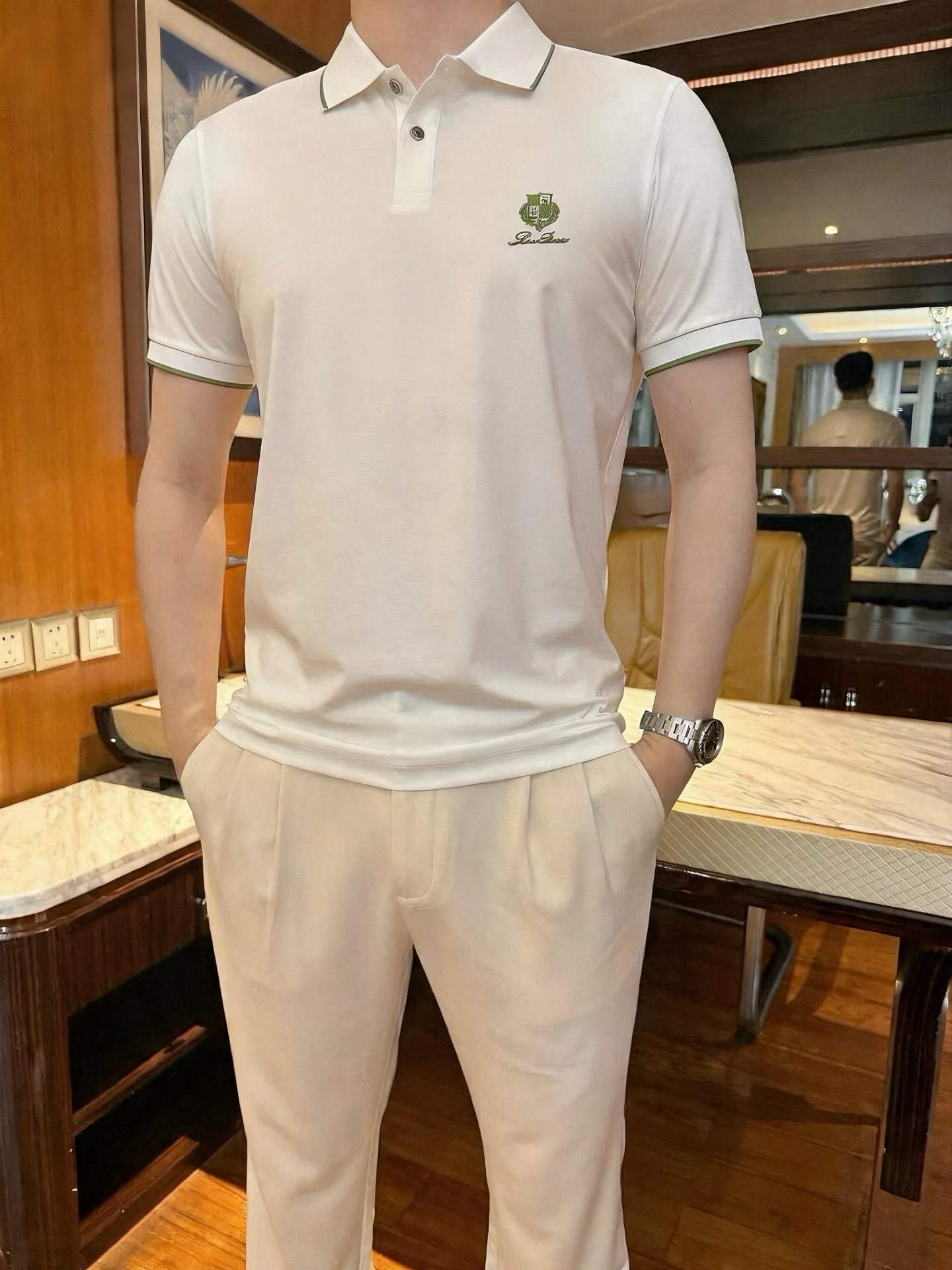 NO:847071,LP-Same style contrast collar POLO shirt. Tailor-fitting cut, fit the body shape without being tight; piqué mesh cotton fabric, clear and breathable texture; same color buttons + hemmed cuffs, neat workmanship, not easy to deform after long-term wear. High-end, suitable for the spring and summer atmosphere. The edge of the neckline is decorated with pinstripe hemming, and the color contrast is soft and advanced. Specifications: M-3XL (the model is 180cm tall and weighs 140cm, wearing size L),, loro piana,19860909LP-同款撞色领POLO衫 合身剪裁,贴合身形不紧绷；珠地网眼棉面料,纹理清晰透气；同色系纽扣+包边袖口,工艺工整,久穿不易变形.高级,适配春夏季节氛围.领口边缘饰有细条纹包边,色彩对比柔和且高级. 规格M-3XL码（模特身高180体重140穿L码）,,loro piana,,Men's clothing