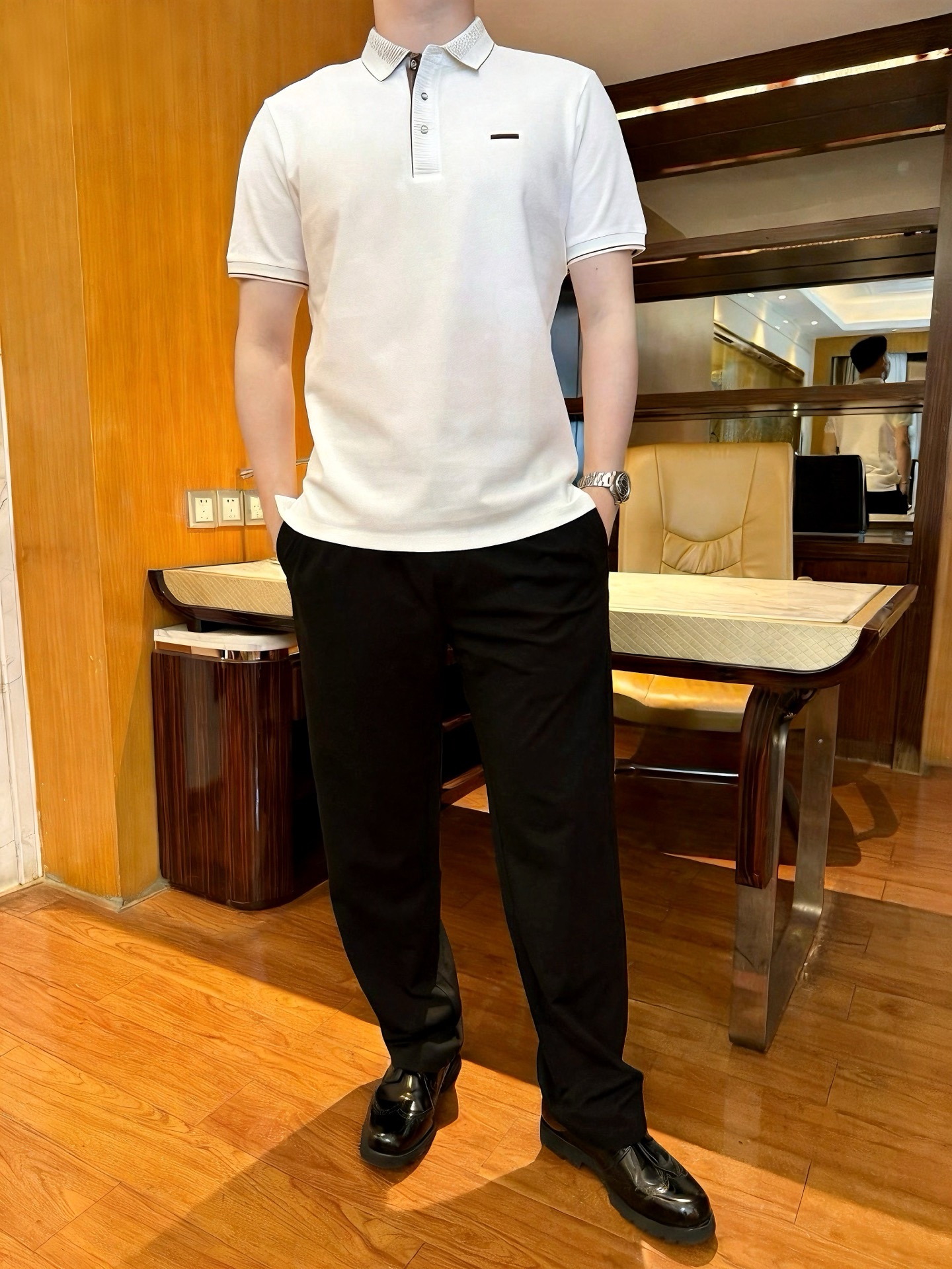 NO:847077,Zegna - White men's shield logo embroidered Polo shirt. The breathable pique fabric is made of high-quality pique cotton. The mesh structure is breathable and sweat-wicking. It is refreshing and not stuffy to wear in summer. It has a good drape and is not easy to deform after long-term wear. Size S-4XL (model is 180cm tall and weighs 140cm, wearing size L),,zegna,19860909杰尼亚- 白色男士盾标刺绣Polo衫,透气珠地面料甄选优质珠地棉,网眼结构透气排汗,夏季穿着清爽不闷,垂坠感佳,久穿不易变形.S-4XL码（模特身高180体重140穿L码）,,zegna,,Men's clothing