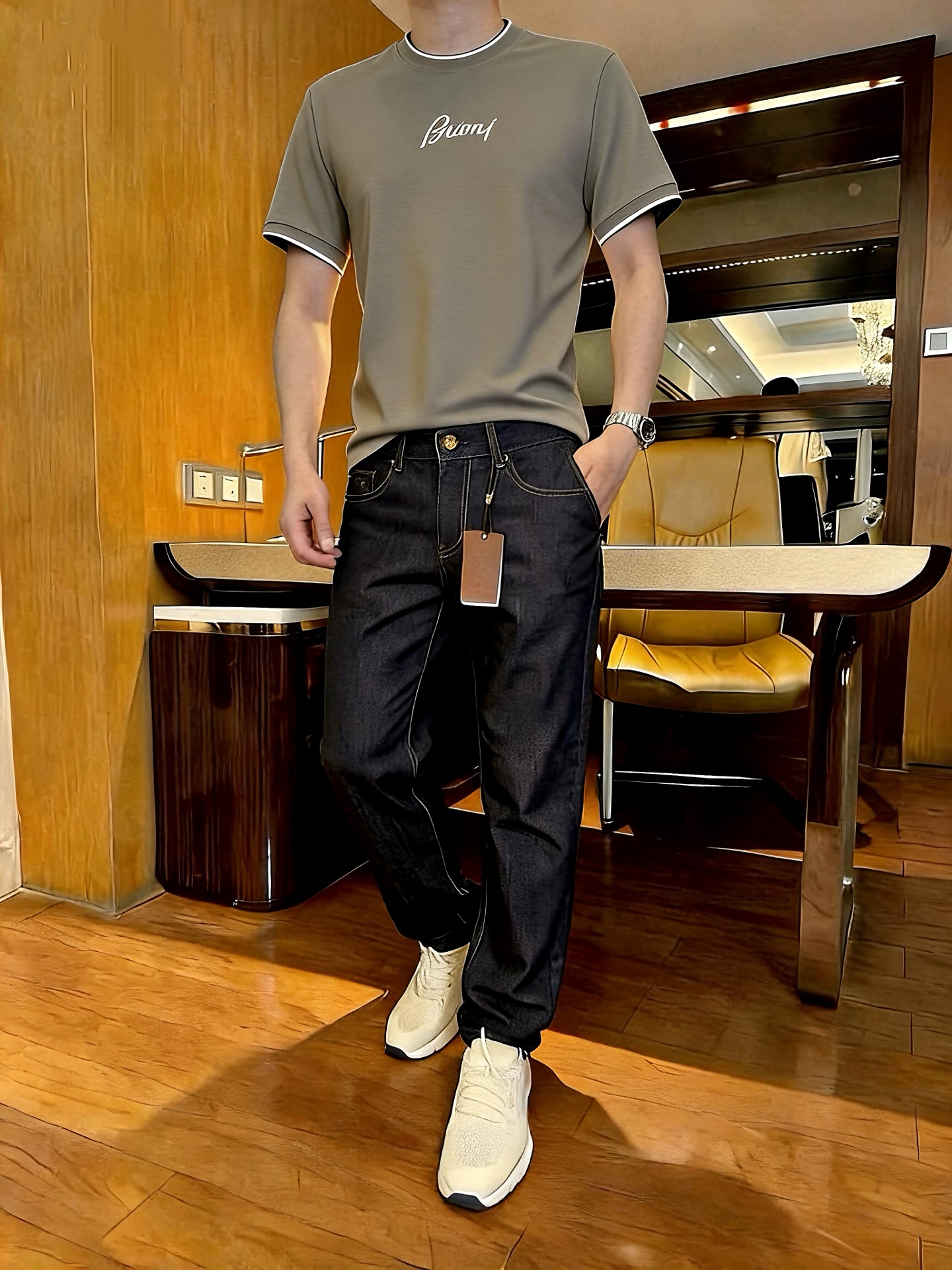 NO:847086,Burberry - Men's short-sleeved T-shirt, light luxury textured fabric made of ice silk combed cotton, soft and skin-friendly, breathable and not sweaty, good drape, not easy to deform and pilling after long-term wear. Size S-4XL (the model is 180cm tall and weighs L), burberry, T-shirt, tees, t-shirt,19860909巴宝莉-男士短袖T恤,轻奢质感面料甄选冰丝精梳棉,触感柔软亲肤,透气不闷汗,垂坠感佳,久穿不易变形起球.S-4XL码（模特身高180体重穿L码）,,burberry,T-shirt,tees，t-shirt,,Men's clothing