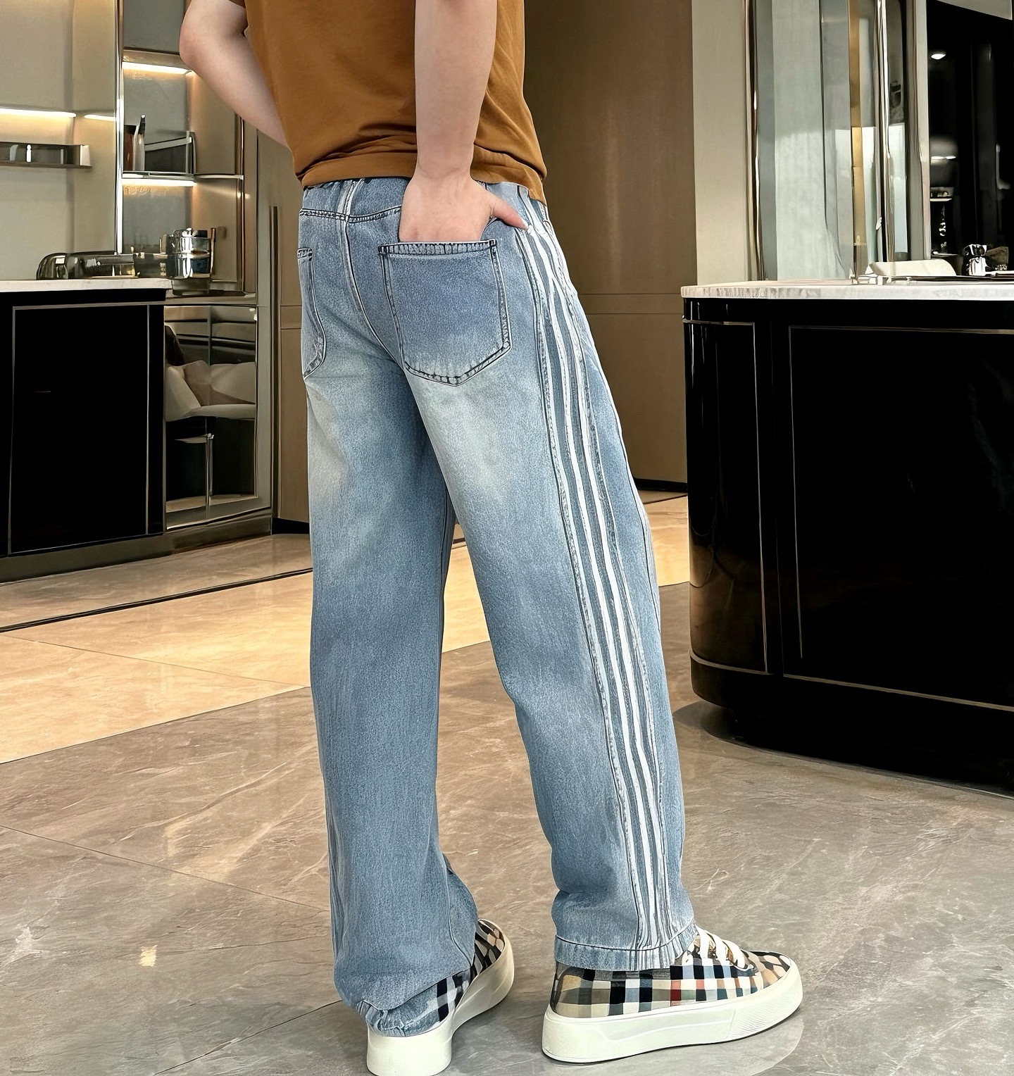 NO:912681,, Balenciaga - high street style wide-leg straight jeans, the cut is very tolerant to the leg shape, can modify problems such as hip width and thick legs, and create a relaxed street feel. The three topstitching stitching details on the side are the highlights, imitating the classic stripe elements of the sports brand, and paired with washed and distressed denim fabrics, giving a full retro feel; the drawstring elastic waist design is both comfortable and versatile, without the need for additional belts. The 'Balcaniega' embroidery on the logo trousers is an element of Balcaniega's design.  Specifications: 29-38 yards,,balenciaga,jeans,19860909,巴黎世家-高街风阔腿直筒牛仔裤,剪裁对腿型包容度极高,能修饰胯宽、腿粗等问题,打造松弛的街头感. 细节侧边的三条明线拼接是亮点,模仿运动品牌经典条纹元素,搭配水洗做旧的牛仔面料,复古感拉满；抽绳松紧腰设计兼顾舒适与百搭,不用额外搭配腰带. 标识裤身的“Balcaniega”刺绣是巴黎世家设计的元素. 规格29-38码,,balenciaga,jeans,,Men's clothing