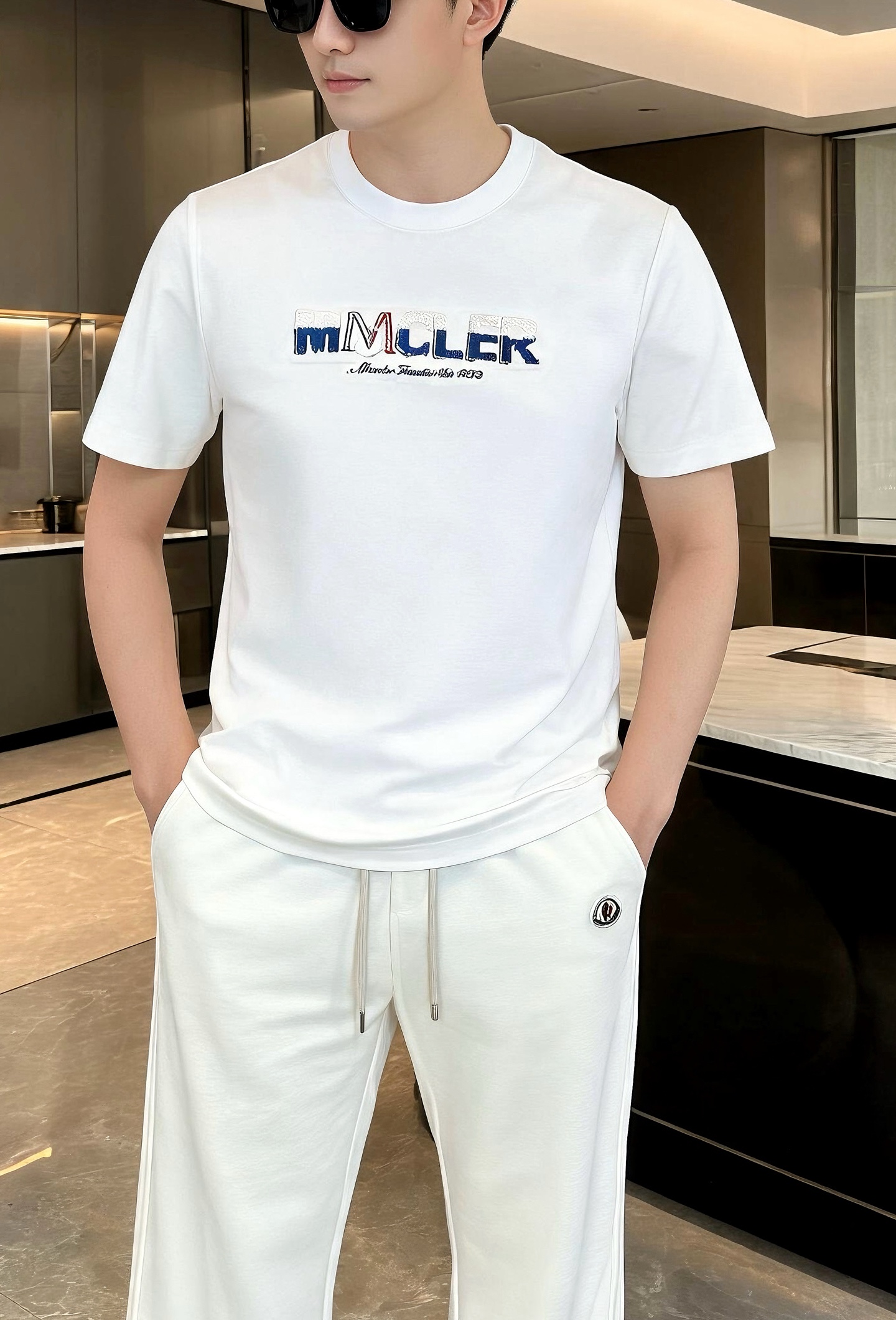 NO:861122,, Meng Mouth - Summer T-shirt, imported Egyptian long-staple cotton fabric selected from ice silk blend, soft and skin-friendly, breathable and not sweaty, good drape, not easy to deform and pilling after long-term wear. Size M-419860909,蒙口-夏装T恤,进口埃及长绒棉面料甄选冰丝混纺,触感柔软亲肤,透气不闷汗,垂坠感佳,久穿不易变形起球.M-4XL码（模特身高180体重140穿XL码）,,Moncler,tees，t-shirt,,Men's clothing