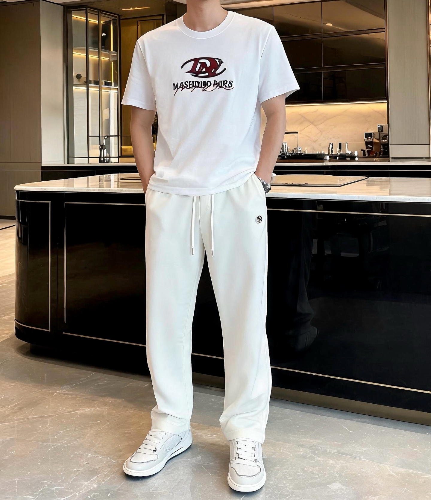 NO:861130,, Dolce & Gabbana - summer T-shirt, imported Egyptian long-staple cotton fabric selected from ice silk blend, soft to the skin, breathable and not sweaty, with good drape, and not easy to deform and pilling after long-term wear. M-419860909,杜嘉班纳-夏装T恤,进口埃及长绒棉面料甄选冰丝混纺,触感柔软亲肤,透气不闷汗,垂坠感佳,久穿不易变形起球.M-4XL码（模特身高180体重140穿XL码）,,Dolce&Gabbana,tees，t-shirt,,Men's clothing