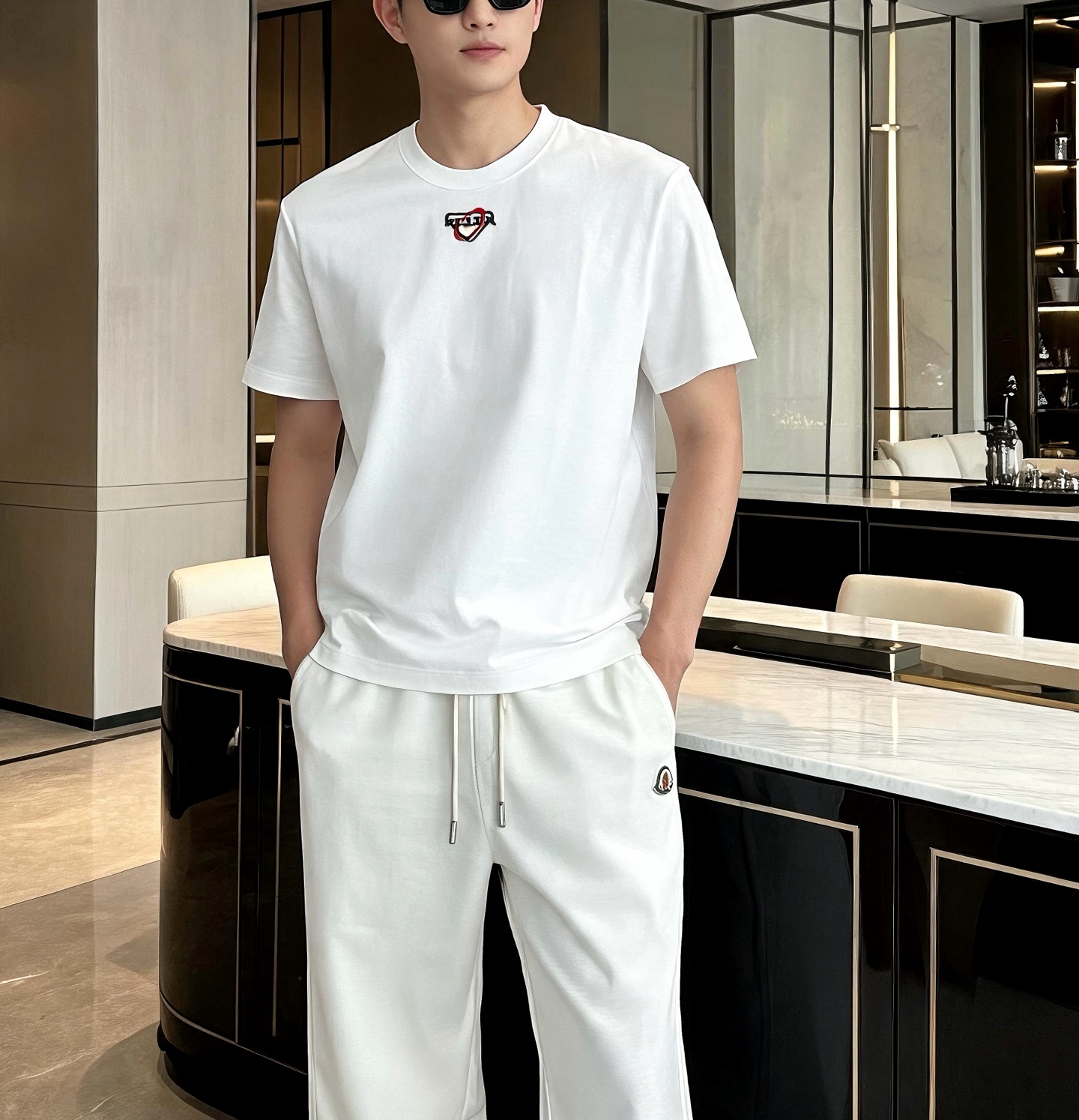 NO:861141,,Prada-summer T-shirt, imported Egyptian long-staple cotton fabric selected from ice silk blend, soft and skin-friendly, breathable and not sweaty, good drape, not easy to deform and pilling after long-term wear. M-4XL size (model is 180cm tall and weighs 140cm wearing XL size),,prada,tees,t-shirt,19860909,普拉达-夏装T恤,进口埃及长绒棉面料甄选冰丝混纺,触感柔软亲肤,透气不闷汗,垂坠感佳,久穿不易变形起球.M-4XL码（模特身高180体重140穿XL码）,,prada,tees，t-shirt,,Men's clothing
