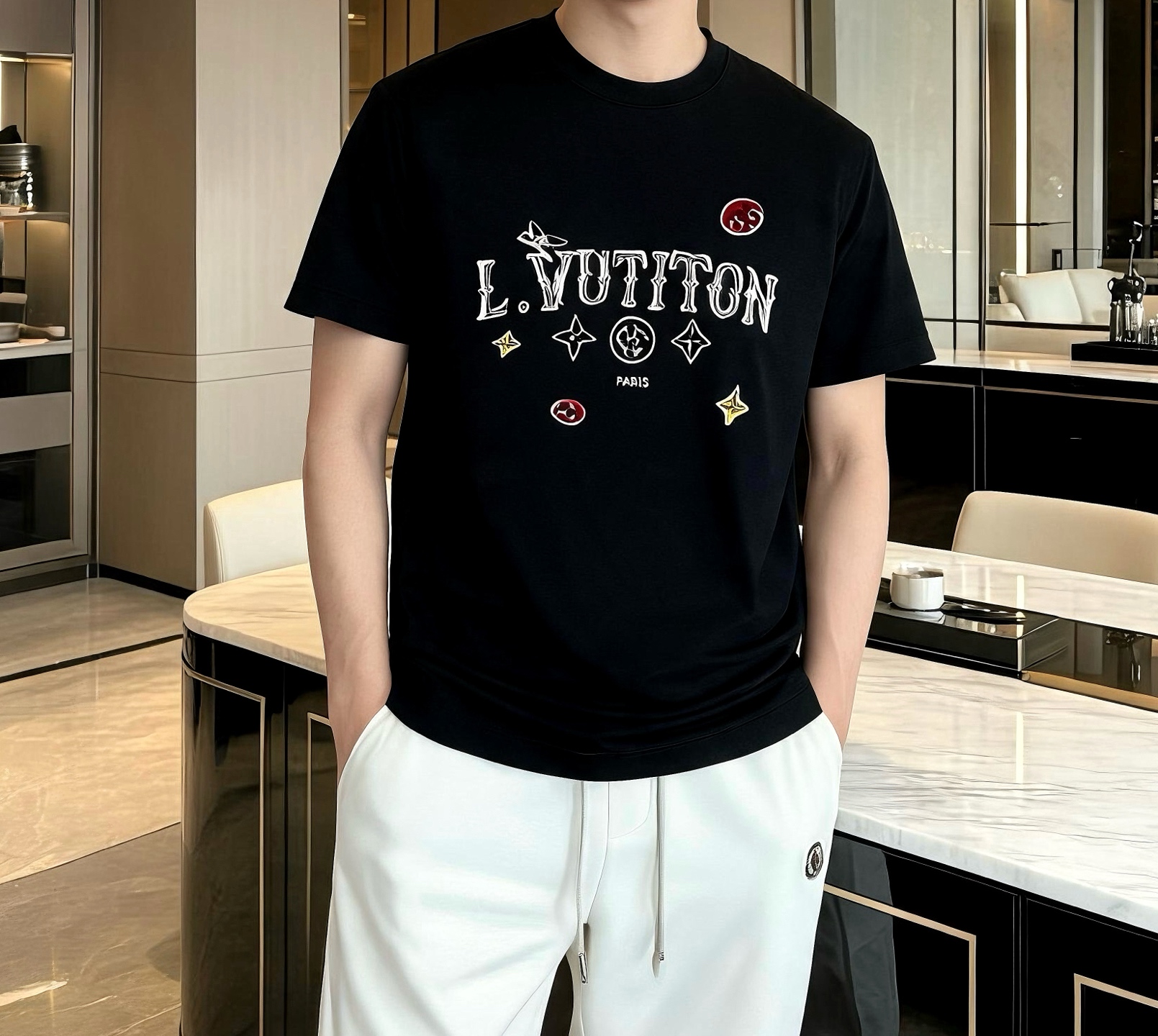 NO:861165,, LV-summer T-shirt, imported Egyptian long-staple cotton fabric selected from ice silk blend, soft and skin-friendly, breathable and not sweaty, good drape, not easy to deform and pilling after long-term wear. Size M-419860909,LV-夏装T恤,进口埃及长绒棉面料甄选冰丝混纺,触感柔软亲肤,透气不闷汗,垂坠感佳,久穿不易变形起球.M-4XL码（模特身高180体重140穿XL码）,,louis vuitton,tees，t-shirt,,Men's clothing