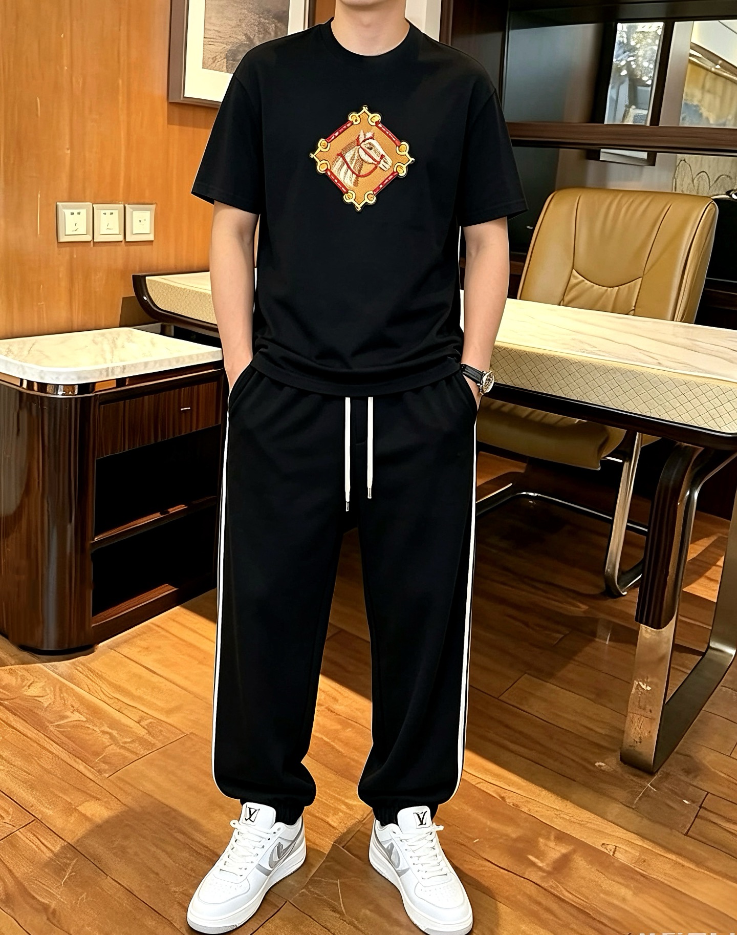 NO:915483,,Hermes black T-shirt - the chest is carefully designed with genuine leather. The breathable mercerized fabric is made of high-quality cotton, and the mesh structure is breathable and sweat-wicking. It is refreshing and not stuffy to wear in summer, has a good drape, and is not easy to deform after long-term wear. M-4XL size (the model is 180/140cm tall and wears XL size),, hermes, tees, t-shirt,19860909,爱马仕黑色T恤- 胸口真皮精心设计打造. 透气丝光面料甄选优质棉,网眼结构透气排汗,夏季穿着清爽不闷,垂坠感佳,久穿不易变形.M-4XL码（模特身高180/140穿XL码）,,hermes,tees，t-shirt,,Men's clothing