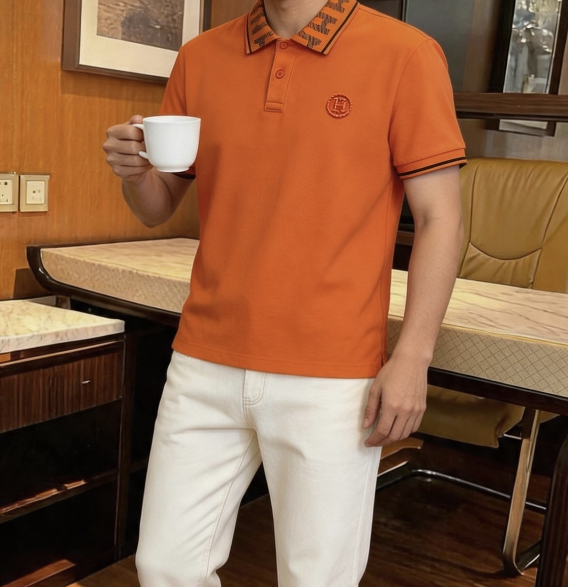 NO:915490,, Hermès - Men's Polo shirt. Breathable piqué cotton fabric is selected from high-quality piqué cotton. It is refreshing and not stuffy to wear in summer. It has a good drape and is not easy to deform after long-term wear. M-4XL size (the model is 180cm tall and weighs 140cm, wearing XL size),,hermes,19860909,爱马仕- 男士Polo衫 透气珠地棉面料甄选优质珠地棉,夏季穿着清爽不闷,垂坠感佳,久穿不易变形.M-4XL码（模特身高180体重140穿XL码）,,hermes,,Men's clothing