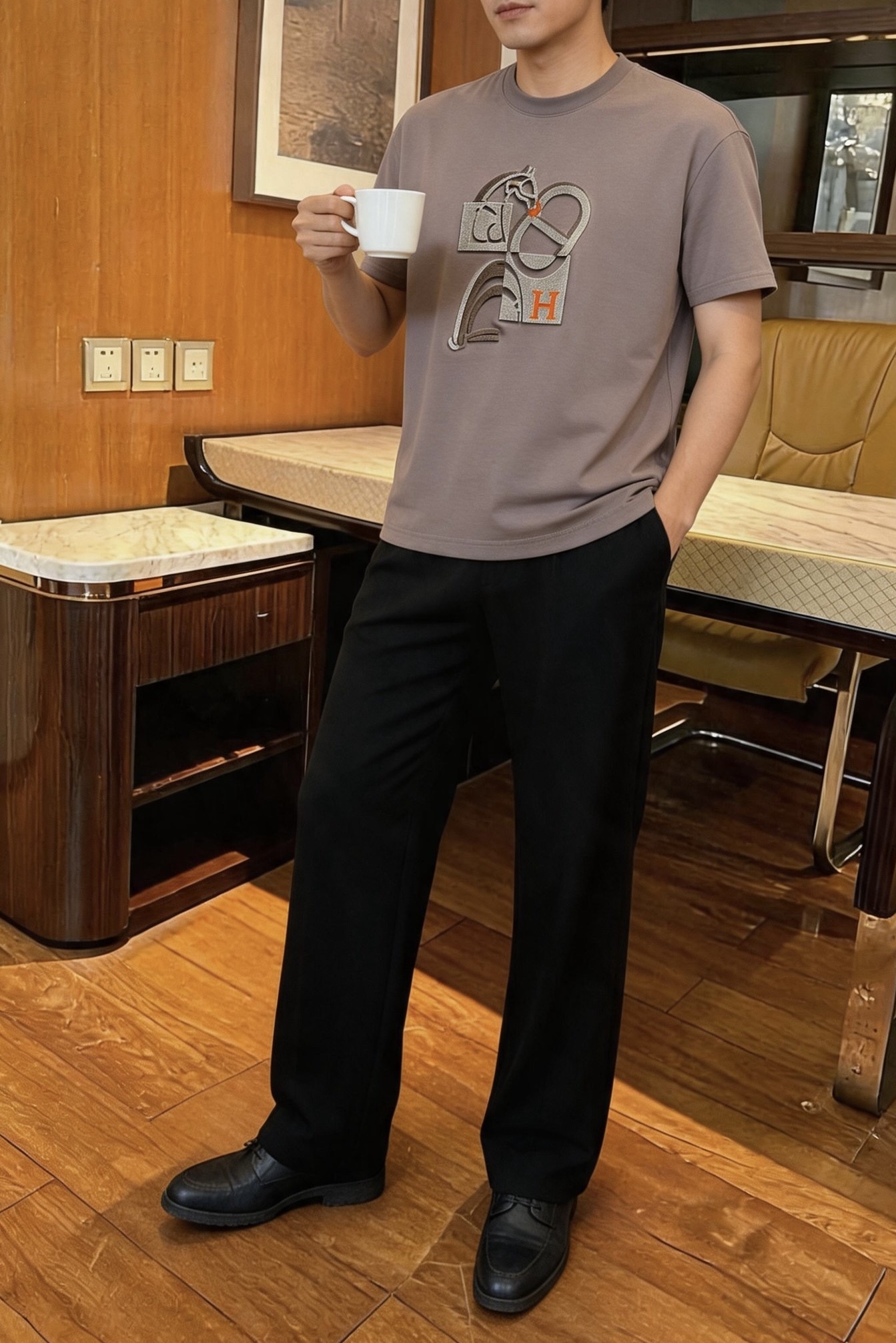 NO:915488,, Hermès - Men's T-shirt. Liquid ammonia mercerized cotton fabric is selected from high-quality long-staple cotton. It is refreshing and not stuffy to wear in summer. It has a good drape and is not easy to deform after long-term wear. M-4XL size (the model is 180cm tall and weighs 140cm wearing XL size), hermes, tees, t-shirt,19860909,爱马仕- 男士T恤衫 液氨丝光棉面料甄选优质长绒棉棉,夏季穿着清爽不闷,垂坠感佳,久穿不易变形.M-4XL码（模特身高180体重140穿XL码）,,hermes,tees，t-shirt,,Men's clothing