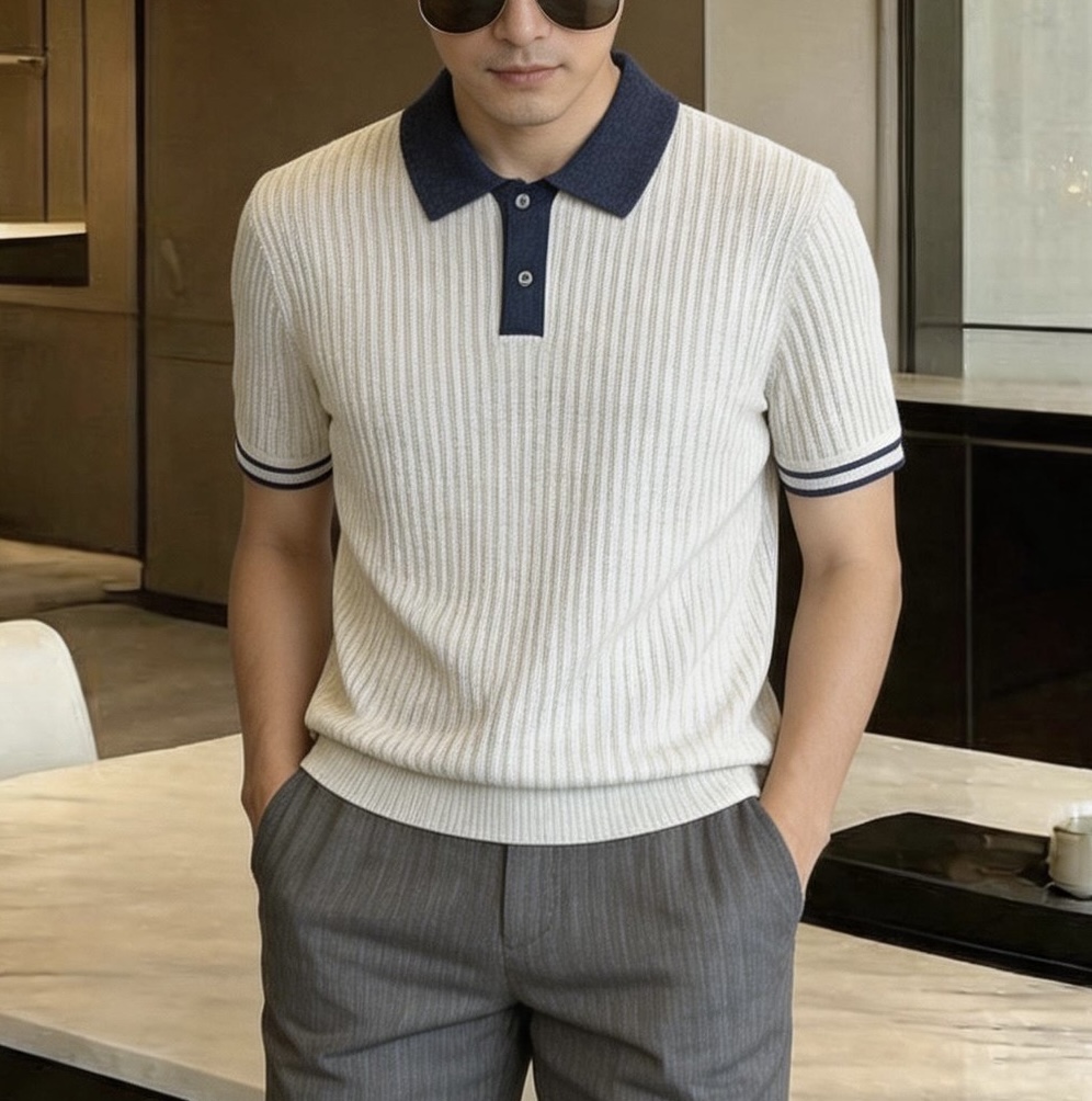 NO:912709,,Loro Piana Contrast color pitted knitted Polo shirt Fabric ratio Acrylic 46.7 improves wrinkle resistance, durability, not easy to deform, easy daily care Lyocell 42.4 has its own drape and cool feeling, moisture absorption and breathability, silky touch Linen 10.9 is naturally breathable, has its own texture, and does not make you sweat in summer  The overall blend takes into account the breathability of linen and the anti-wrinkle of chemical fiber, avoiding the shortcomings of pure linen being prone to wrinkles and pure acrylic being stuffy. There are two color versions in the picture, the off-white floral gauze model (navy blue contrast collar) and the dark gray floral gauze model (off-white contrast collar). Contrast colored lapels + placket of the same color, two matte metal buttons, simple and without redundant logos;  The short-sleeved cuffs have contrasting colors and thin hemming, high-level details, low-key without exaggerated decoration, in line with the brand's minimalist tone. Size 48-56 (model 180/140 wears 50), loro piana, T-shirt,19860909,Loro Piana 撞色坑条针织Polo衫 面料配比 腈纶 46.7提升抗皱、耐穿、不易变形,日常打理简单 莱赛尔 42.4自带垂坠凉感,吸湿透气,触感丝滑 亚麻 10.9天然透气,自带肌理,夏季不闷汗 整体混纺兼顾麻料透气与化纤抗皱,规避纯麻易皱、纯腈纶闷身的短板. 配色版本图内两款,米白花纱款（藏青撞色领）、深灰花纱款（米白撞色领）. 撞色杂花翻领+同色系门襟,两粒哑光金属纽扣,简约无多余logo； 短袖袖口撞色细包边,细节层次高级,低调无浮夸装饰,契合品牌极简调性. 规格48-56码（模特180/140穿50）,,loro piana,T-shirt,,Men's clothing