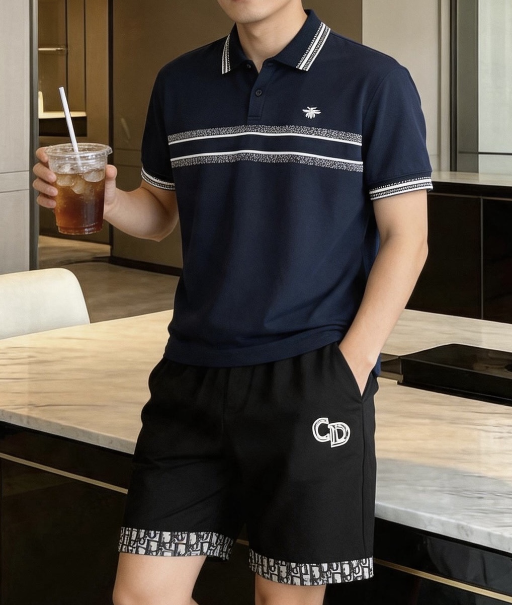 NO:912693,, Dior - Men's Casual Suit Striped Bee Polo shirt comes in 2 basic colors, navy blue and pure white, for both business and leisure use. The collar and cuffs are edged with black and white pinstripe ribbing, which has a strong sense of layering. The Bee embroidered logo on the chest is simple and luxurious, low-key and not exaggerated. The front and back of the body are printed with a gradient grainy wavy double white line, which echoes the front and back, making it visually slimmer. The two-button lapel placket, the side slits at the hem, and the freedom of movement.  Fabric Features High-count ice-feel piqué cotton, breathable and sweat-wicking, not easy to wrinkle and deform, not stuffy and sweaty when worn in summer, good drape. CD printed casual shorts have a loose five-point straight fit, do not pick up the leg shape, hide the flesh, and have an elastic drawstring design at the waist to adapt to different waist sizes. The CD letter logo is embroidered on the right side of the front, side pockets can be stored, and the trouser legs are stitched with full-print retro lettering to enhance sophistication. The unilateral patch pocket on the back waist balances both beauty and practicality.  Fabric properties: knitted ice silk fabric, smooth and wrinkle-resistant, not hanging on the legs, not easy to fade when washed. Specifications: M-3XL (model 180/140 comes with L size),, dior, shorts,19860909,迪奥-男士休闲套装 条纹小蜜蜂Polo衫藏青色、纯白色2个基础色,商务休闲两用. 领口、袖口采用黑白细条纹罗纹包边,层次感强,胸前小蜜蜂刺绣标识,简约轻奢,低调不浮夸,衣身前后贯穿渐变颗粒感波浪双白线条印花,前后呼应,视觉显瘦,两粒扣翻领门襟,下摆侧边开叉,活动无束缚 面料特性高支冰感珠地棉,透气排汗,不易起皱变形,夏天穿着不闷汗,垂坠感好 CD印花休闲短裤版型宽松五分直筒版型,不挑腿型,藏肉显瘦,腰部松紧抽绳设计,适配不同腰围,正面右侧CD字母刺绣logo,侧边口袋可置物,裤脚拼接满印复古字母包边,提升精致度,后腰单侧贴袋,兼顾美观与实用性. 面料特性针织冰丝面料,顺滑抗皱,垂坠不贴腿,水洗不易掉色 规格M-3XL码（模特180/140配L码）,,dior,shorts,,Men's clothing