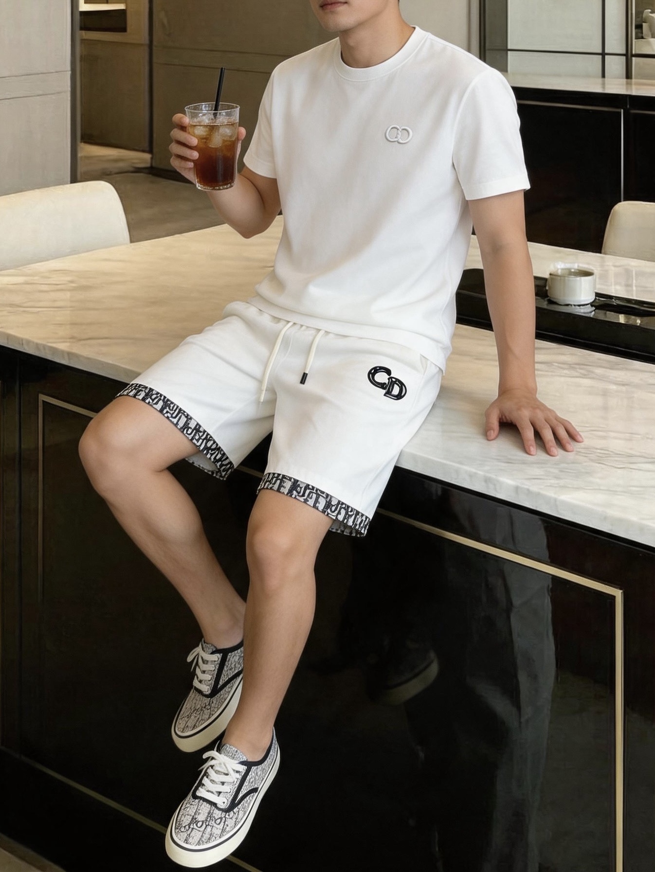 NO:912699,, Dior - men's casual suit, 2 basic colors of navy blue and pure white, suitable for both business and leisure use. Fabric characteristics: high-count ice silk cotton, breathable and perspiration-resistant, not easy to wrinkle and deform,  The CD printed casual shorts have a loose five-quarter straight version, which does not pick up the leg shape and hides the muscles. The elastic drawstring design at the waist is suitable for different waist sizes. The CD letter logo is embroidered on the right side of the front. The side pockets can be used for storage. The trouser legs are stitched with full-print retro lettering to enhance the sophistication. One-sided patch pockets on the back waist take into account both beauty and practicality. Fabric Features: Knitted ice silk fabric, smooth and anti-wrinkle, draping without clinging to the legs, not easy to fade after washing  Specifications M-3XL (model 180/140 comes with L size),, dior, shorts,19860909,迪奥-男士休闲套装,藏青色、纯白色2个基础色,商务休闲两用. 面料特性高支冰丝棉,透气排汗,不易起皱变形, CD印花休闲短裤版型宽松五分直筒版型,不挑腿型,藏肉显瘦,腰部松紧抽绳设计,适配不同腰围,正面右侧CD字母刺绣logo,侧边口袋可置物,裤脚拼接满印复古字母包边,提升精致度,后腰单侧贴袋,兼顾美观与实用性. 面料特性针织冰丝面料,顺滑抗皱,垂坠不贴腿,水洗不易掉色 规格M-3XL码（模特180/140配L码）,,dior,shorts,,Men's clothing