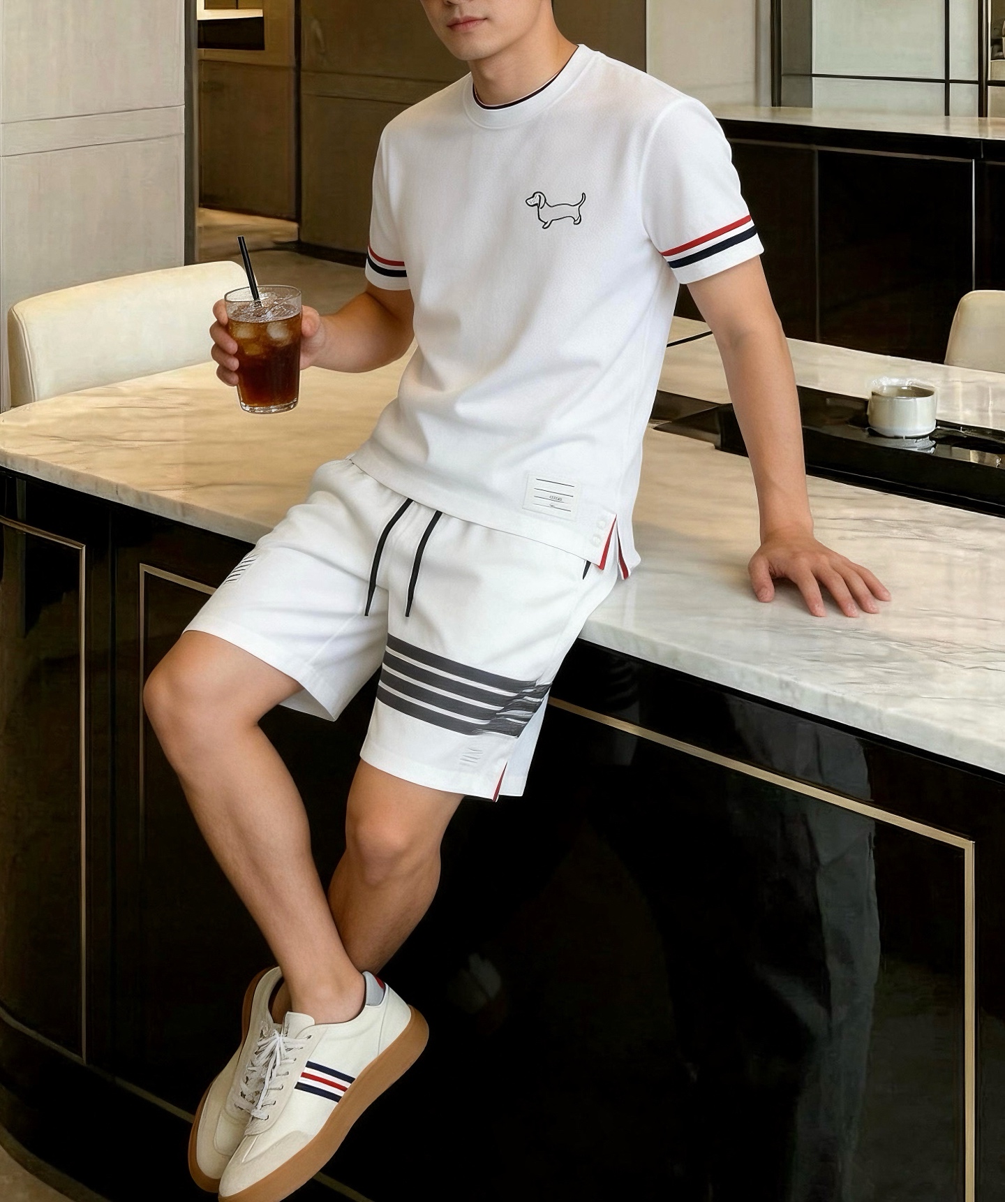 NO:912690,, TB style dachshund dog embroidery casual suit is a men's summer casual two-piece suit (short-sleeved T-shirt + three-quarter shorts) that replicates the design style of Thom Browne. The overall style is light and luxurious, simple and highly recognizable. It is made of waffle/pineapple pattern breathable pique fabric, and the back is covered with breathable mesh. It is light and not stuffy, has moderate drape and is not easy to deform. The style is positioned as light luxury college style, light business casual, and the same style for men and women can be used as a couple suit.  Suitable for daily shopping, vacation, home, and short-distance travel. No need to worry about matching the whole set. Specifications: M-3XL (model 180/140 comes with L size), shorts, T-shirt, tees, t-shirt,19860909,TB风腊肠狗刺绣休闲套装 复刻Thom Browne设计风格的男士夏季休闲两件套（短袖T恤+五分短裤）,整体轻奢简约,辨识度很高. 采用华夫格/菠萝纹透气珠地面料,背面布满透气网眼,轻薄不闷汗,垂感适中,不易变形. 风格定位轻奢学院风、轻商务休闲,男女同款可做情侣套装 适配场景日常逛街、度假、居家、短途出行,整套搭配无需费心搭配 规格M-3XL码（模特180/140配L码）,,shorts,T-shirt,tees，t-shirt,,Men's clothing