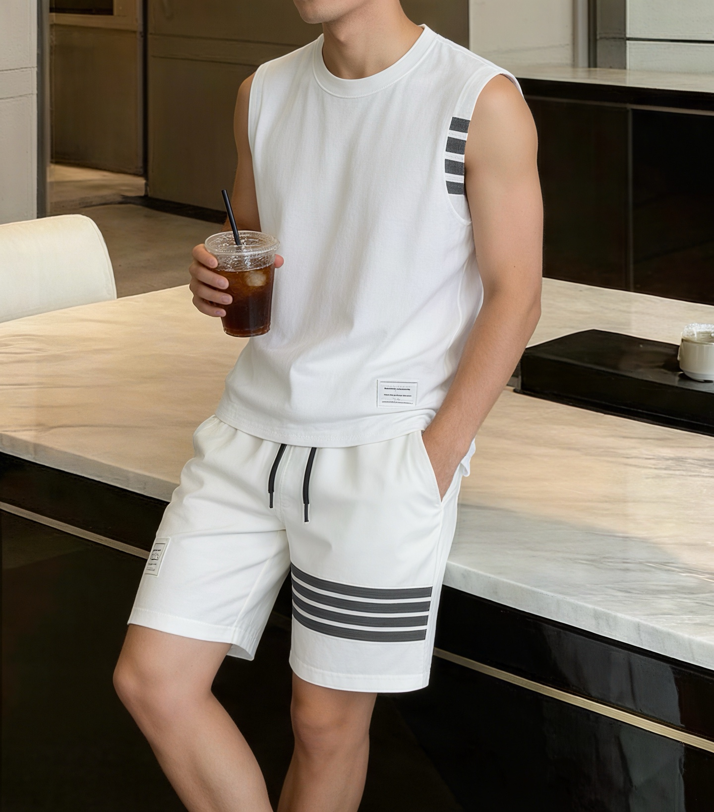 NO:912687,, TB Sports and Leisure Suit is a men's summer casual two-piece suit (vest T-shirt + five-point shorts) that replicates Thom Browne's design style. It has an overall light and luxurious college sports style. It is made of pineapple pattern breathable pique fabrics and the back is covered with breathable mesh. It is light and not sweaty, has a moderate drape and is not easy to deform. The same style for men and women can be used as a couple suit. It is suitable for daily vacations, home, and the whole set without worrying about matching.  Specifications M-3XL (model 180/140 comes with L size), shorts, tees, t-shirt,19860909,TB运动休闲套装 复刻Thom Browne设计风格的男士夏季休闲两件套（背心T恤+五分短裤）,整体轻奢学院运动风. 采用菠萝纹透气珠地面料,背面布满透气网眼,轻薄不闷汗,垂感适中,不易变形.男女同款可做情侣套装. 适配场景日常度假、居家、整套搭配无需费心搭配 规格M-3XL码（模特180/140配L码）,,shorts,tees，t-shirt,,Men's clothing