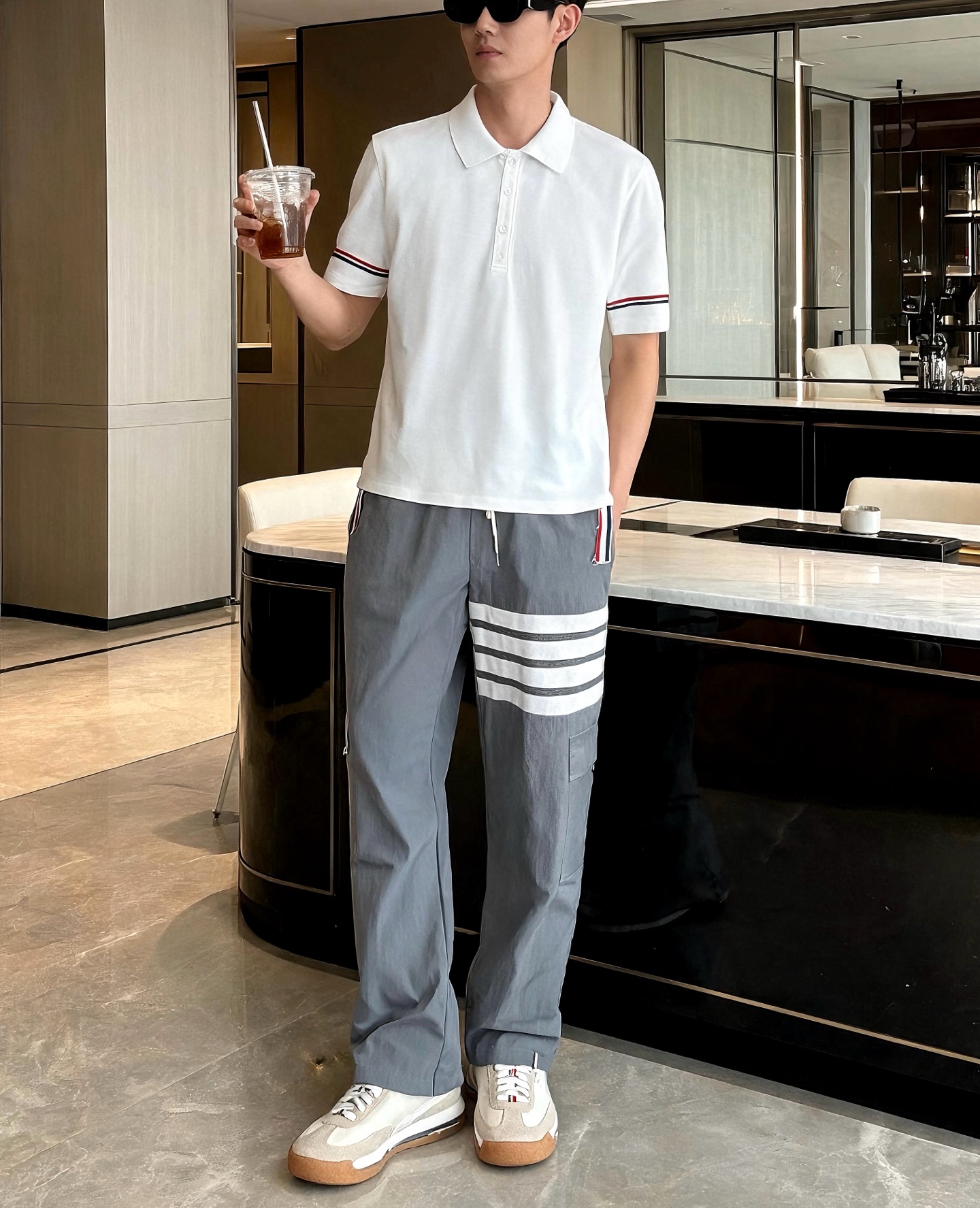 NO:931726,, Thom Browne (Thom Browne) light luxury college style suit, sizes 1-5. Fabric: Top is high-density pique cotton, breathable and non-sticky. Pants are plaid quick-drying nylon, light and slightly splash-proof. Style: Top is slightly loose and short, short in front and long in back. Pants are slightly straight and nine-point pants, with cuffable legs. Details: Red, white and blue webbing on top cuffs/collar, three-color woven label on back collar, mother-of-pearl button door.  The pants have mesh four stripes on the side, an elastic drawstring waist, three-color markings on the back waist, and cargo pockets on both sides. The whole set is unified with light luxury iconic elements. The complete set does not need to be matched, and can be used for commuting and leisure.,thom browne,19860909,Thom Browne（汤姆布朗）轻奢学院风套装 尺码1-5码 面料 上衣高密珠地纯棉,透气不粘身 裤子格子速干尼龙,轻薄微防泼 版型 上衣微宽松短款,前短后长显比例 裤子微直筒工装九分裤,裤脚可收口 细节 上衣袖口/领口红白蓝织带,后领三色织唛,贝母扣门襟 裤子侧边网眼四条杠,松紧抽绳腰,后腰三色标,双侧工装口袋 整套统一轻奢标志性元素,成套免搭配,通勤休闲两用,,thom browne,,Men's clothing