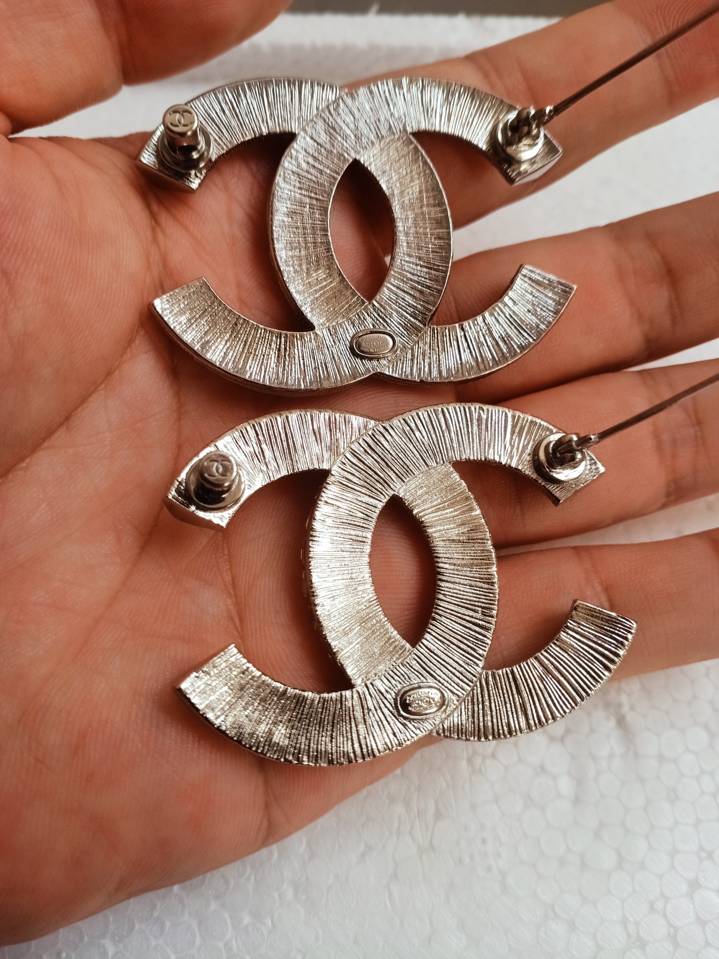 Chanel Classic CC Brooch - Silver, Fashionable, and Leisurely Style 8 i1711461669 8055 0
