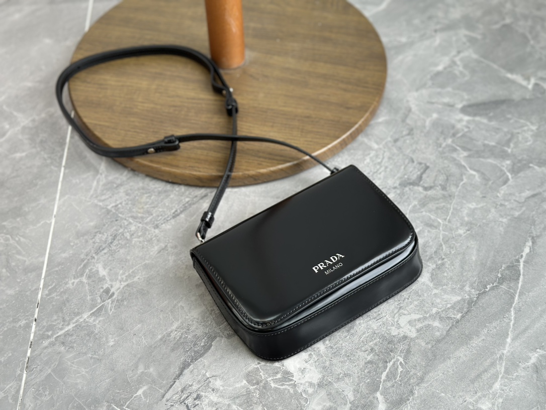 Black real shot, - 2025 spring and summer series fashion show prada autumn and winter series new low-key and eye-catching crossbody bag