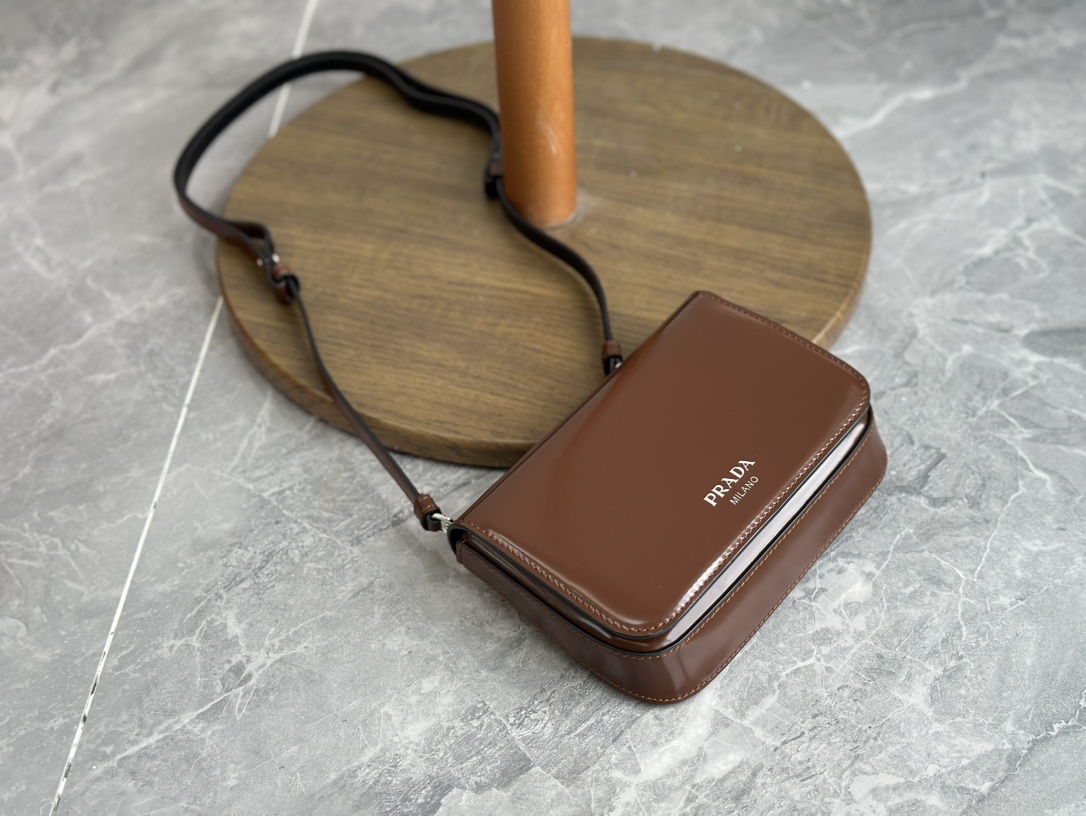 Prada peach wood brown real shot. This color is very jumping. It can also be called coffee color.