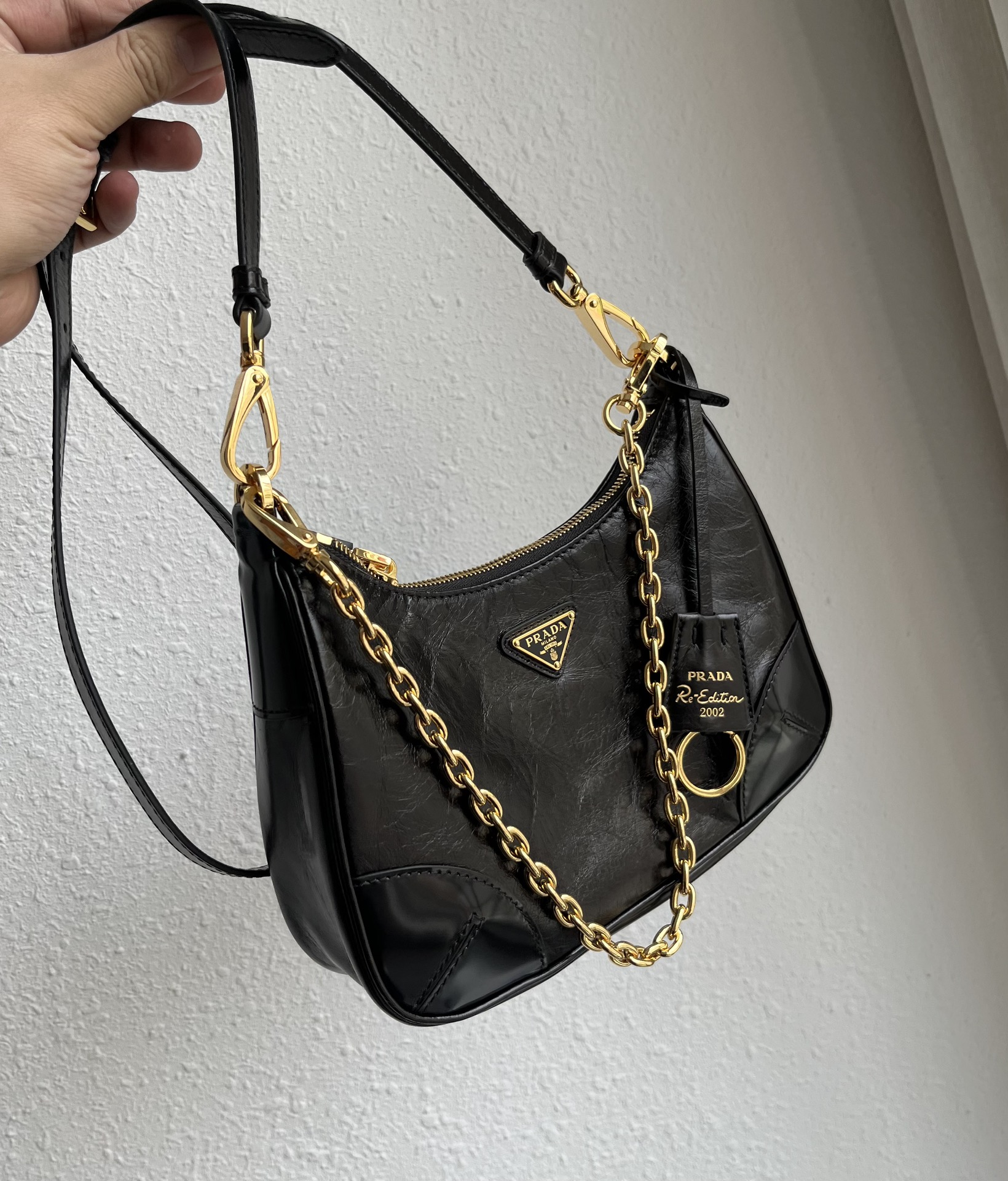 Pradas specialty, the prada hobo series of premium oil-wax leather is on sale! The minimalist style that has emerged in the past two years has be