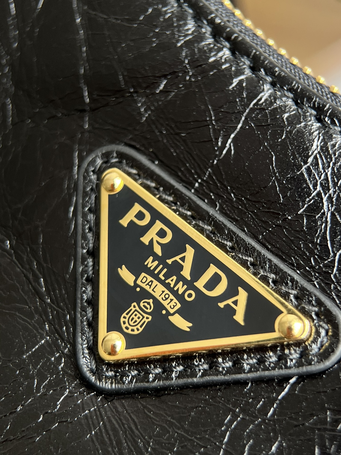 Prada The original triangle plate and the internal standard have to be discussed a hundred times a year. The real triangle plate looks like this.