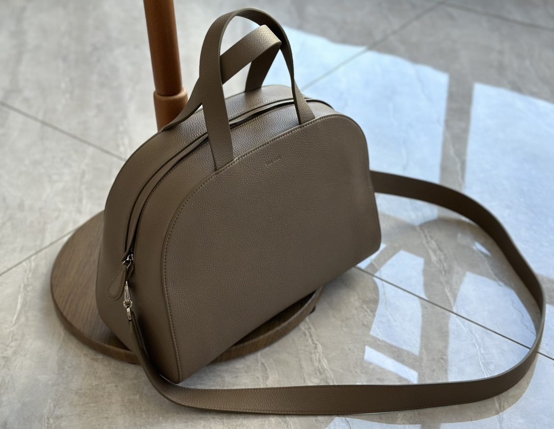 The Row Therow Bowling Elephant Gray Real Shot This model is also available in a small size at the counter. The shoulder strap of the small size