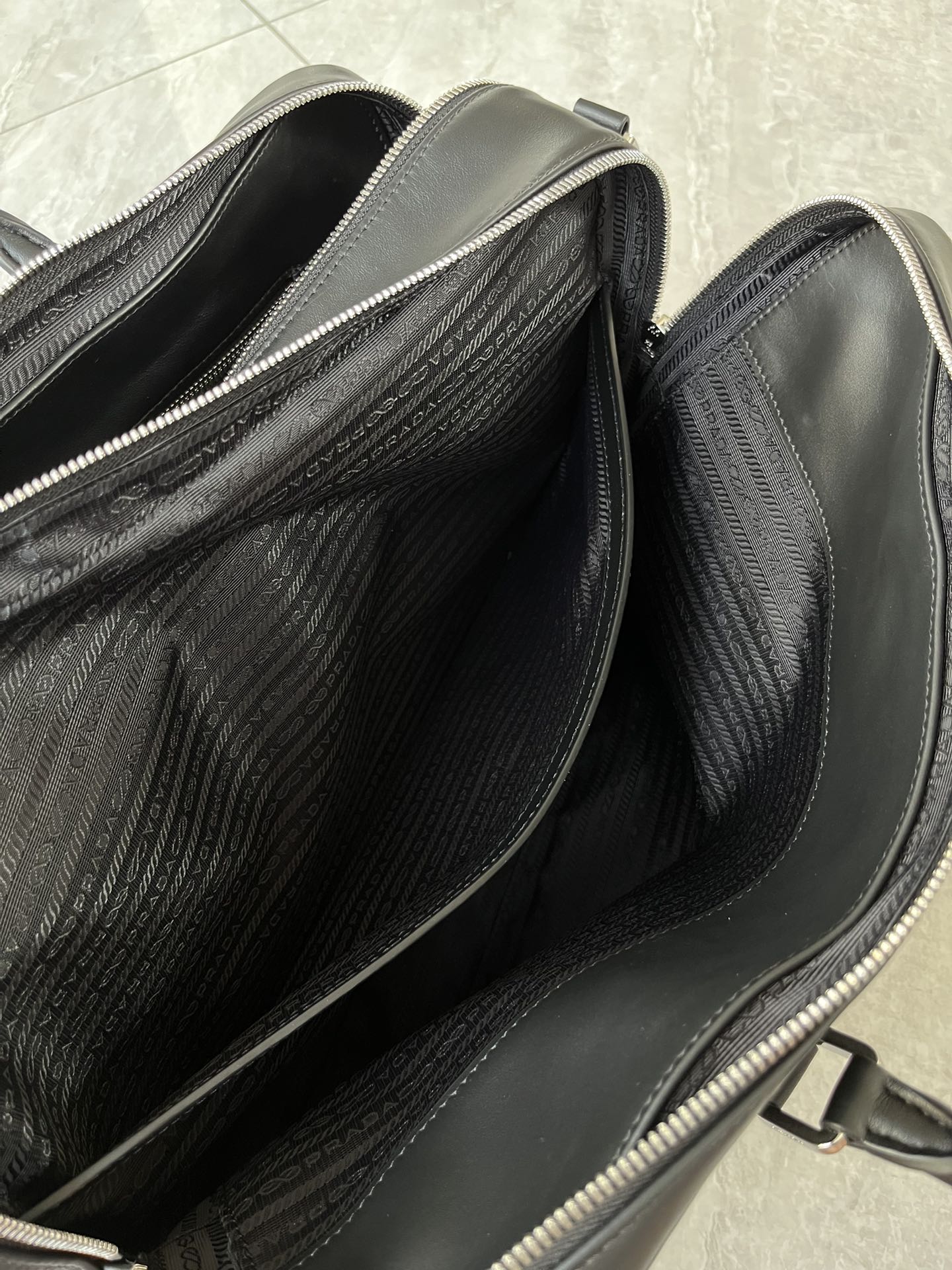 Prada The inside is also colorful! There is a slip pocket and a zipper pocket inside the two main zipper pockets, with super large capacity. This