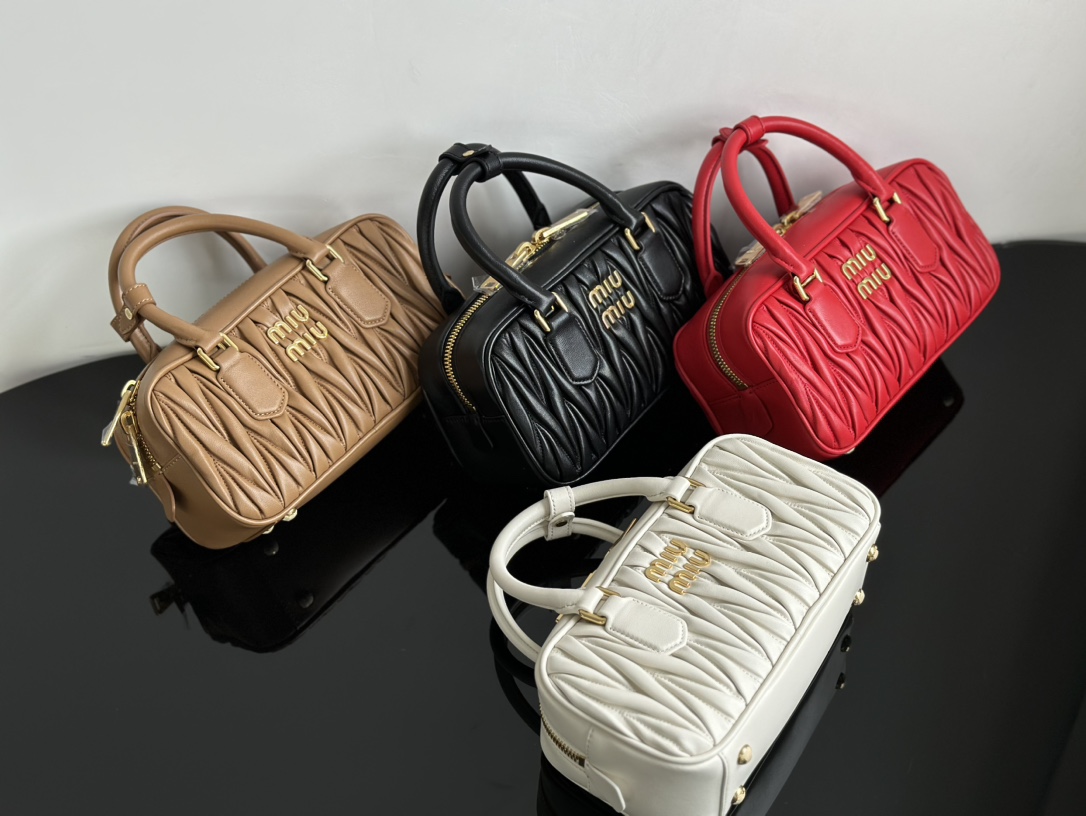 Miu Miu The miumiu sheepskin handbag is here, and I got four colors in this batch!