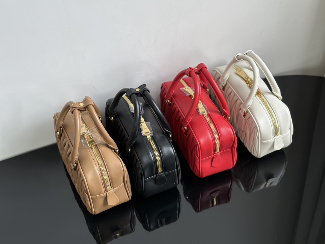 miumiu 24 styles of sheepskin rhombus handbags, four colors overall, produced in Guan, from P channel. Old fans all know that miumiu and Prada ar