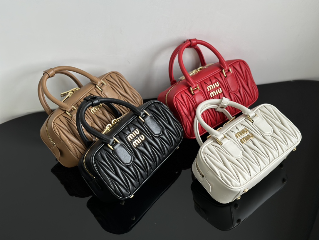 miumiu 24 styles of sheepskin rhombus handbags, four colors overall, produced in Guan, from P channel. Old fans all know that miumiu and Prada ar