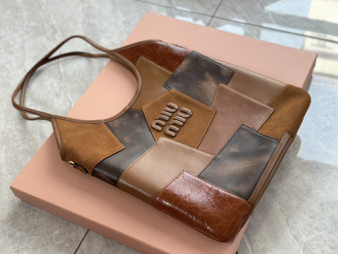 Miu Miu The Miumiu patch series has finally arrived. A pack is hard to find at the counter. I have to say that miu has been really cheating in th