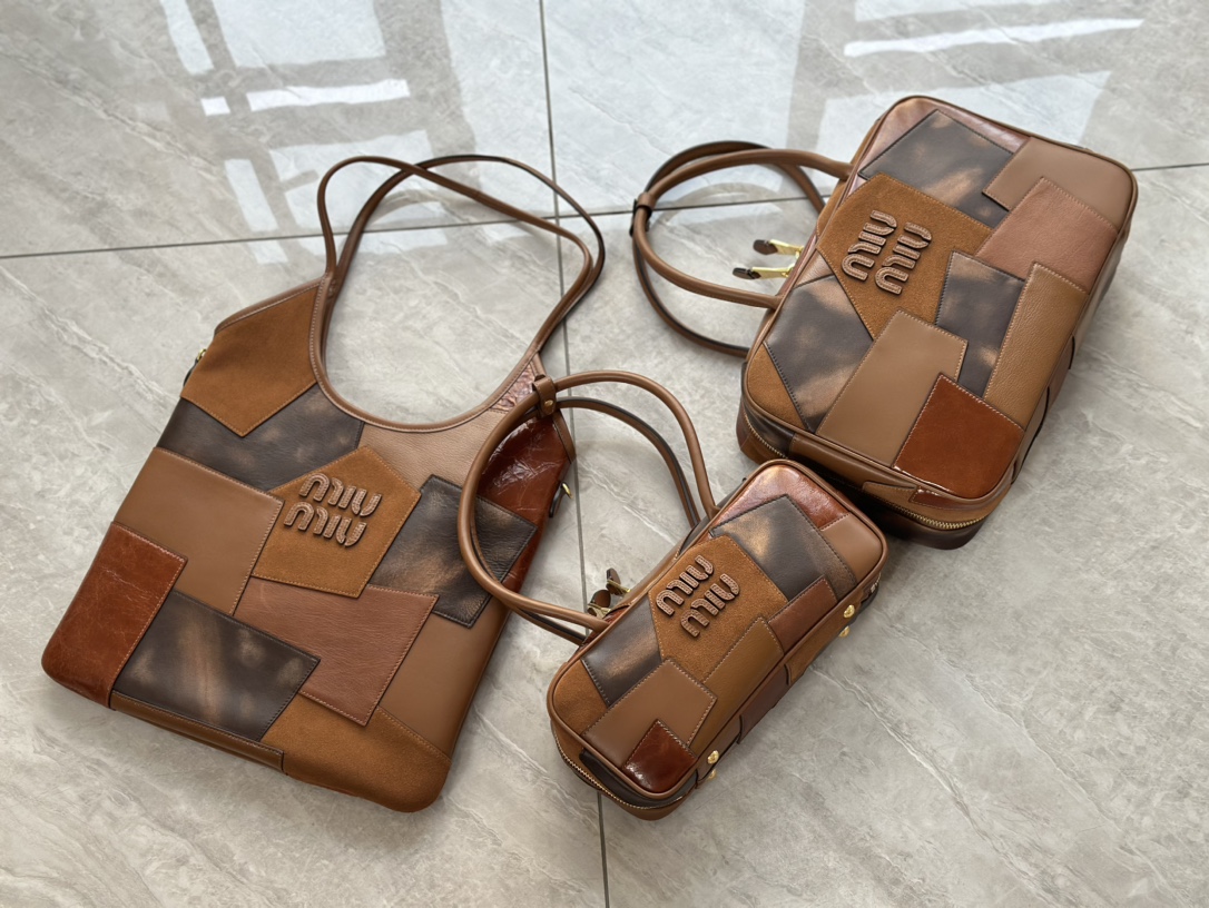Miu Miu The Miumiu patch series has finally arrived. A pack is hard to find at the counter. I have to say that miu has been really cheating in th