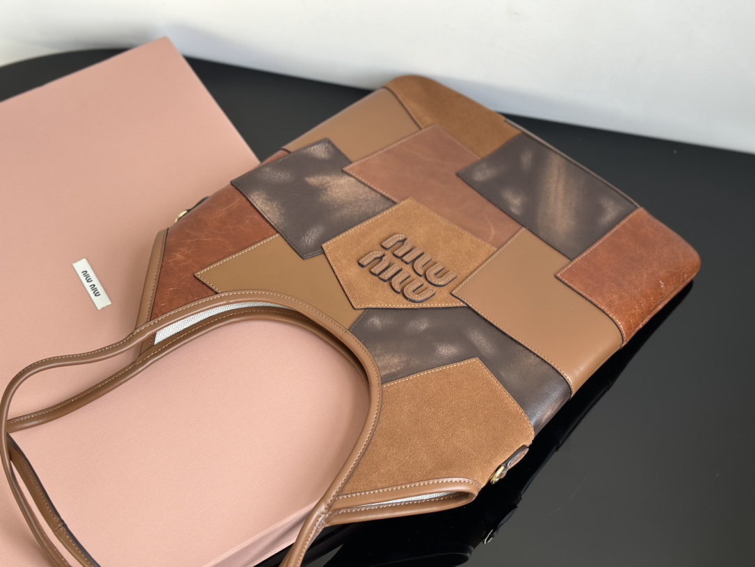 Miu Miu Lets first take a look at this miumiu patch series shopping bag in Maillard color. It is said that this series is a show piece! The entir