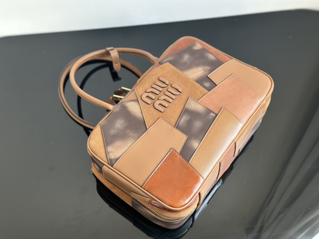 Miu Miu Actual shot of Miumius 24 show patch briefcase, its so beautiful that its taking off! Bags of this design will still smell good no matter