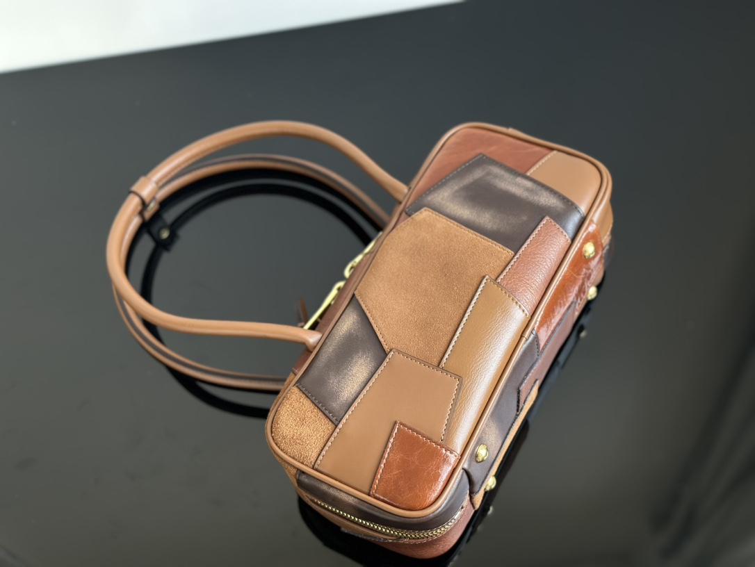 Miu Miu Lets take a look at the miumiu patch bowling ball. The three patch bags are all made of cowhide. Its just that the texture of each piece
