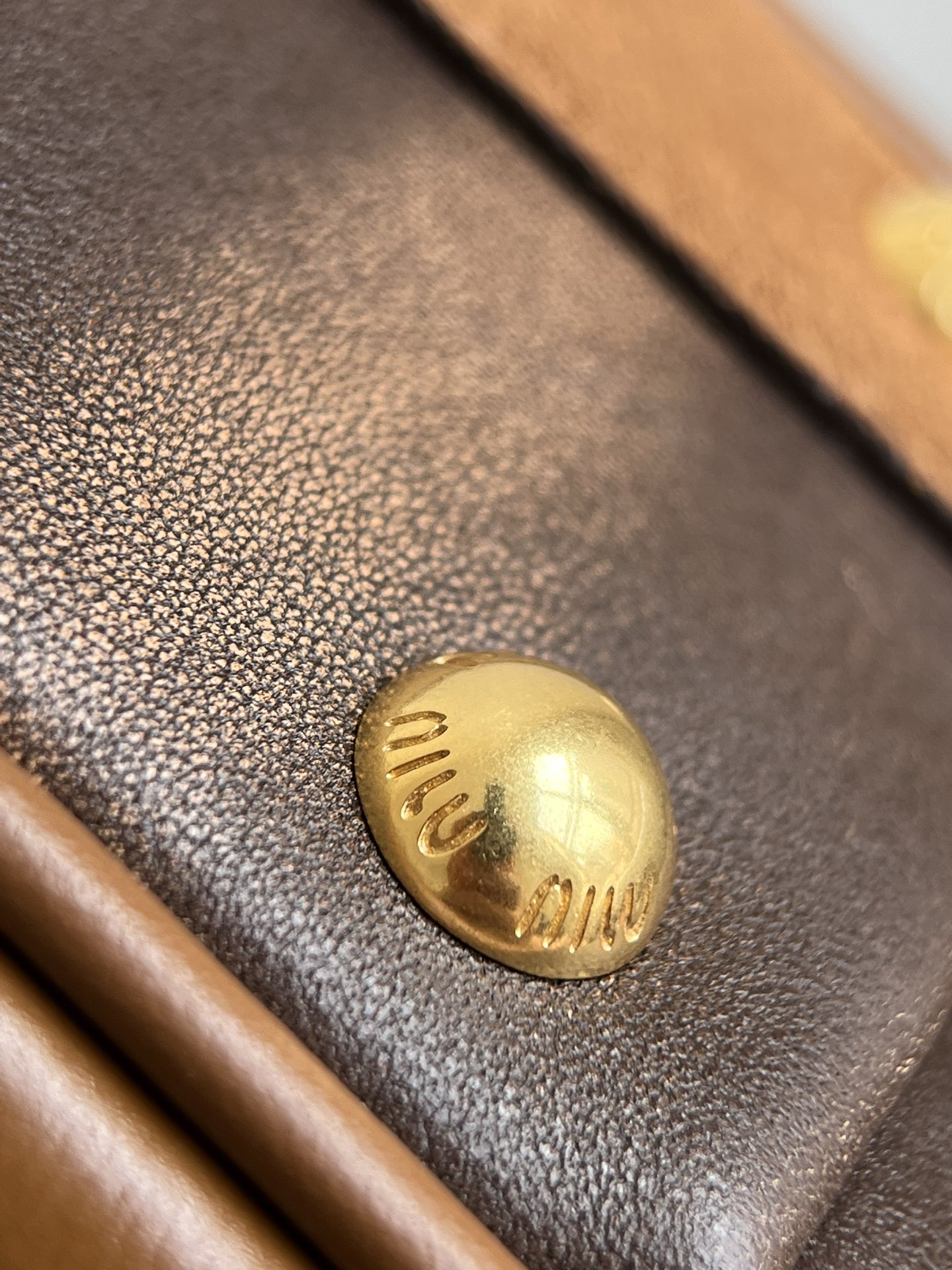 Miu Miu Comes with a set of hardware. Miumiu's hardware always uses brass embryos with thick gold plating and an old frosting process. I have sai