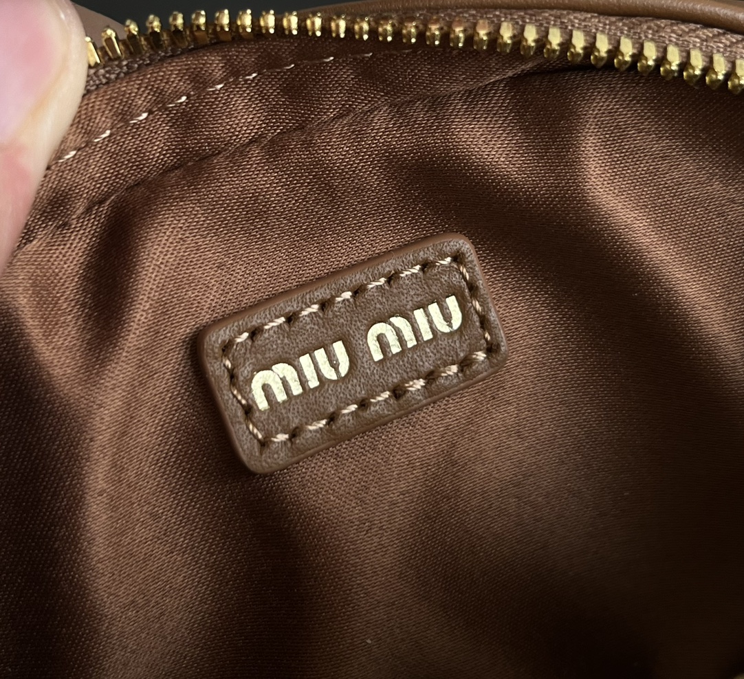 Miu Miu Lets put together the details. The embossed large letter logo is very conspicuous. The overall workmanship is flawless. The hardware is f
