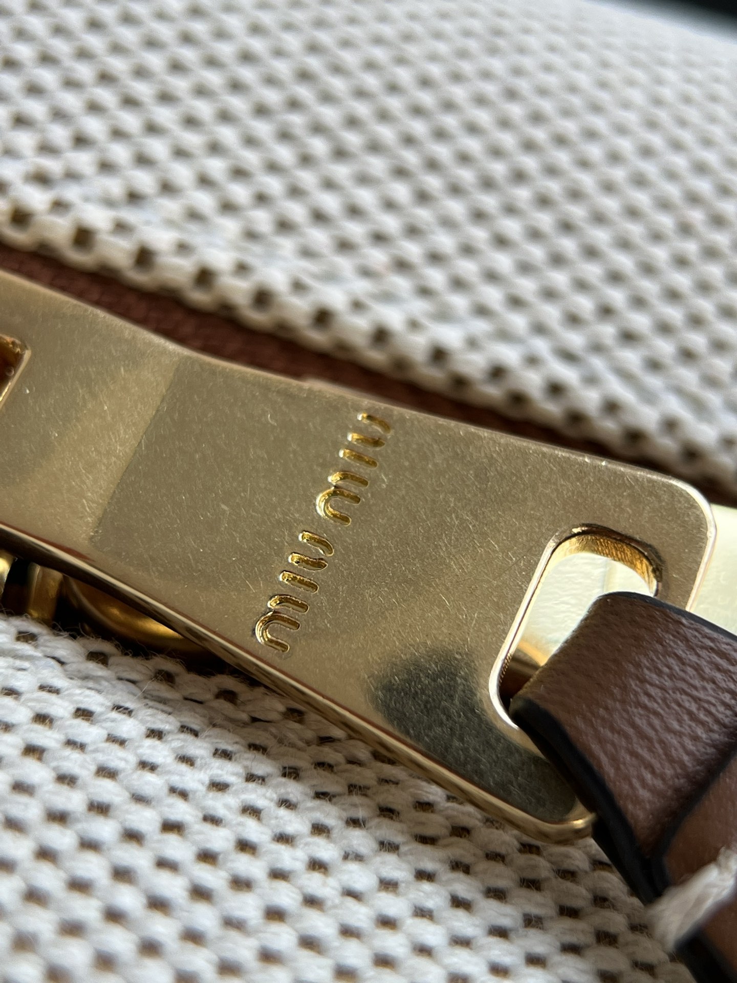 Miu Miu The hardware comes in a set, and the old craftsmanship is still used. The matte effect on the surface is obvious, and the overall feeling