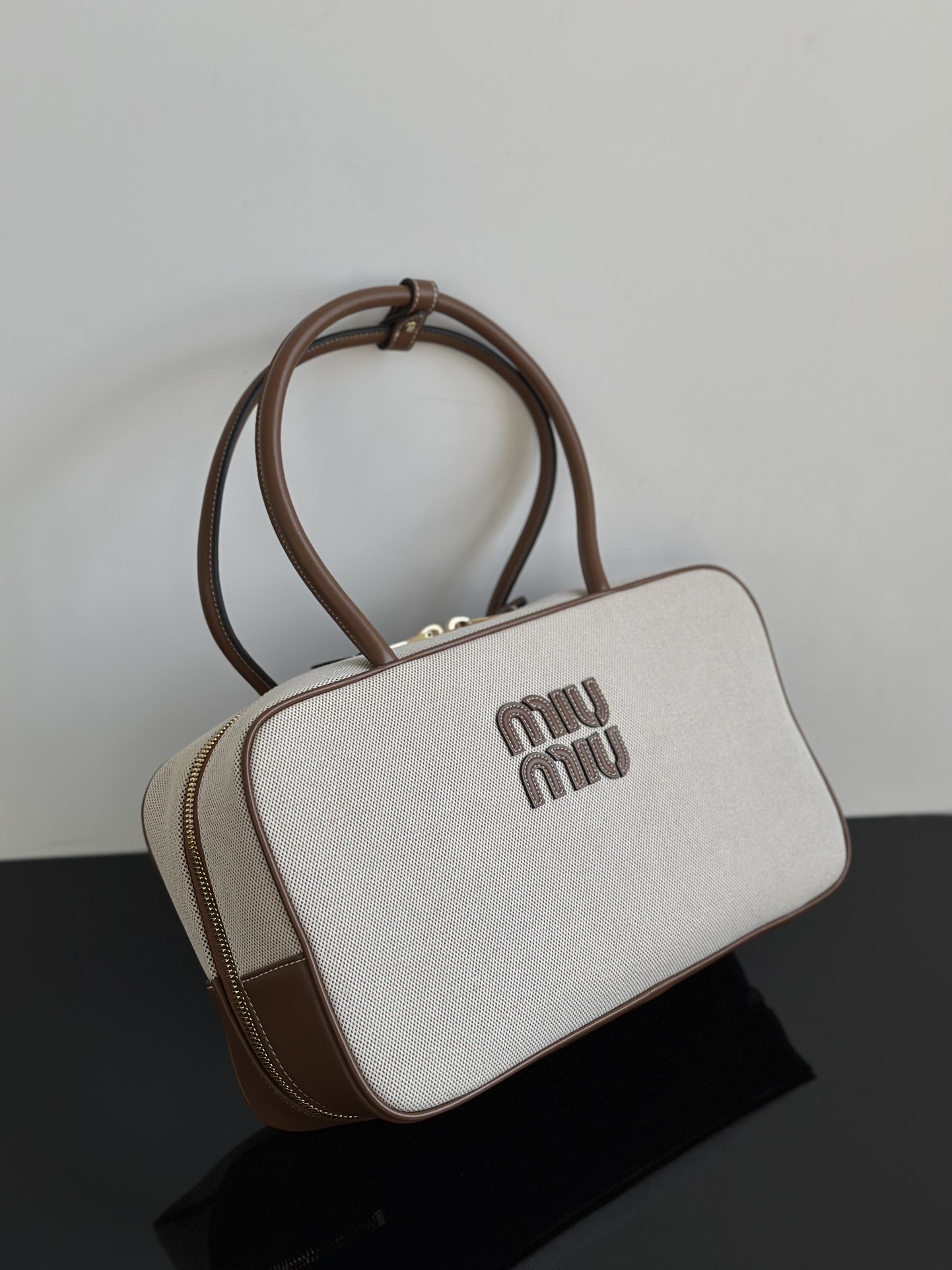 Miu Miu Lets take a look at the deformability of this bag. After opening the zipper, pull out the small wings on the side to achieve the deformat