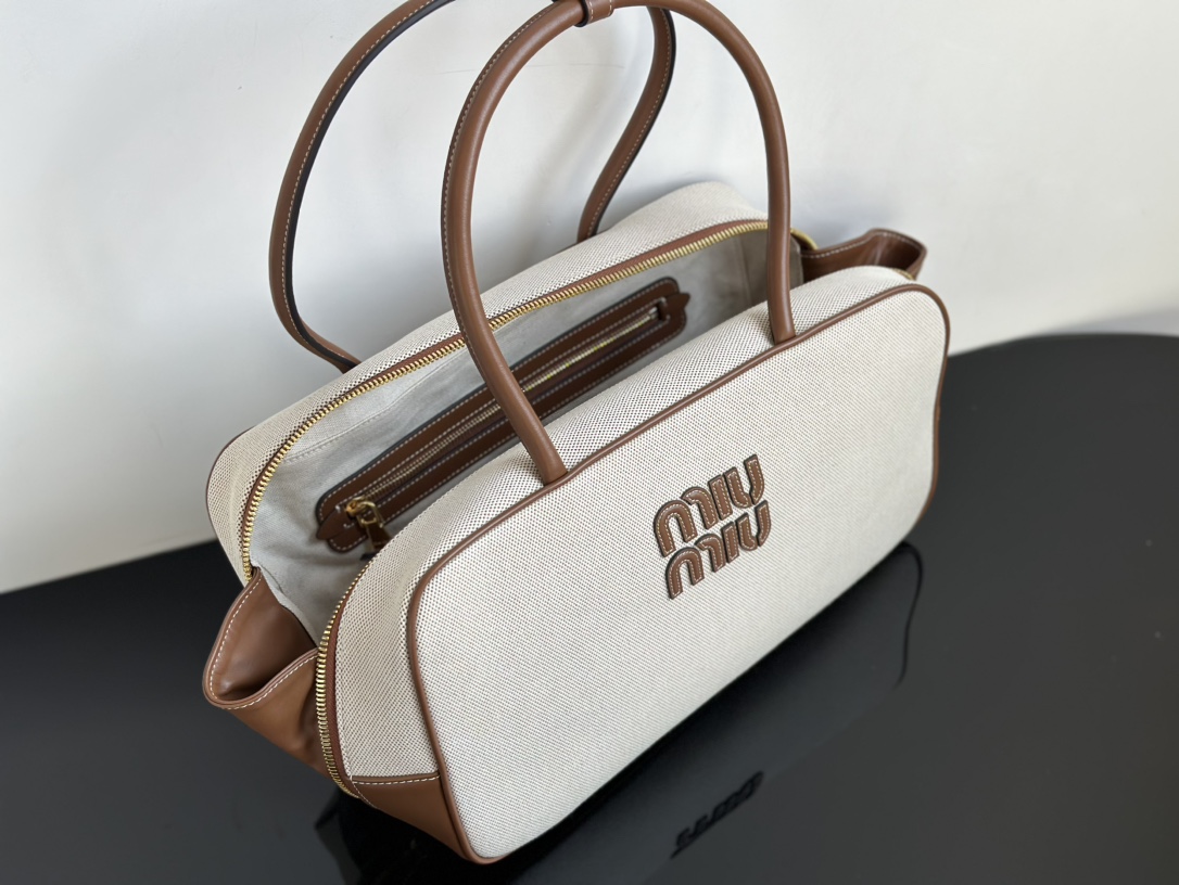 Miu Miu Lets take a look at the deformability of this bag. After opening the zipper, pull out the small wings on the side to achieve the deformat