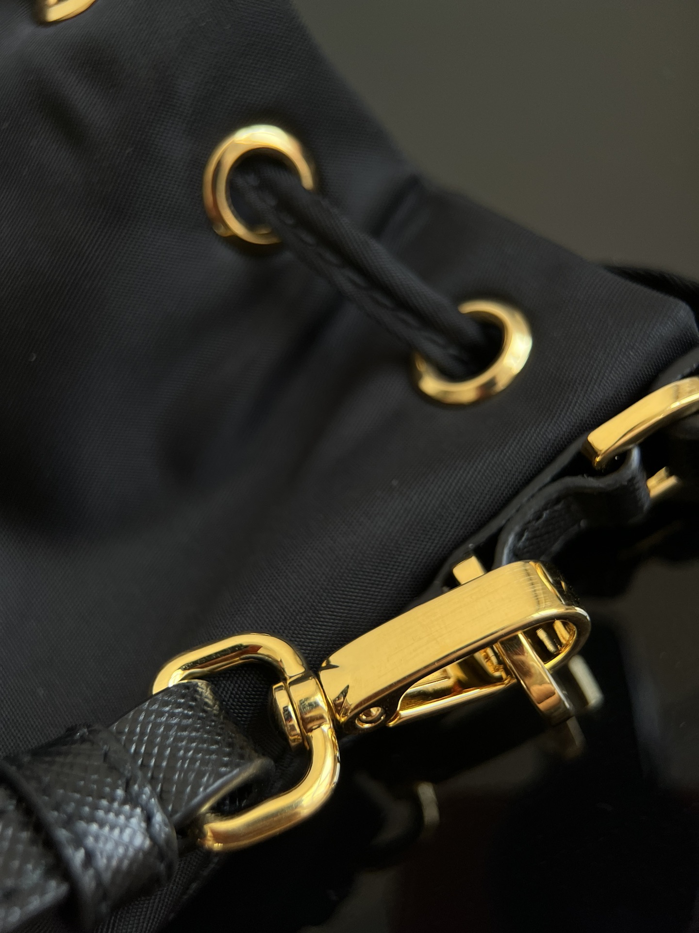 Prada Comes with a set of hardware. As mentioned before, I wont mention it here. You can check the color and engraving by yourself. Its the real
