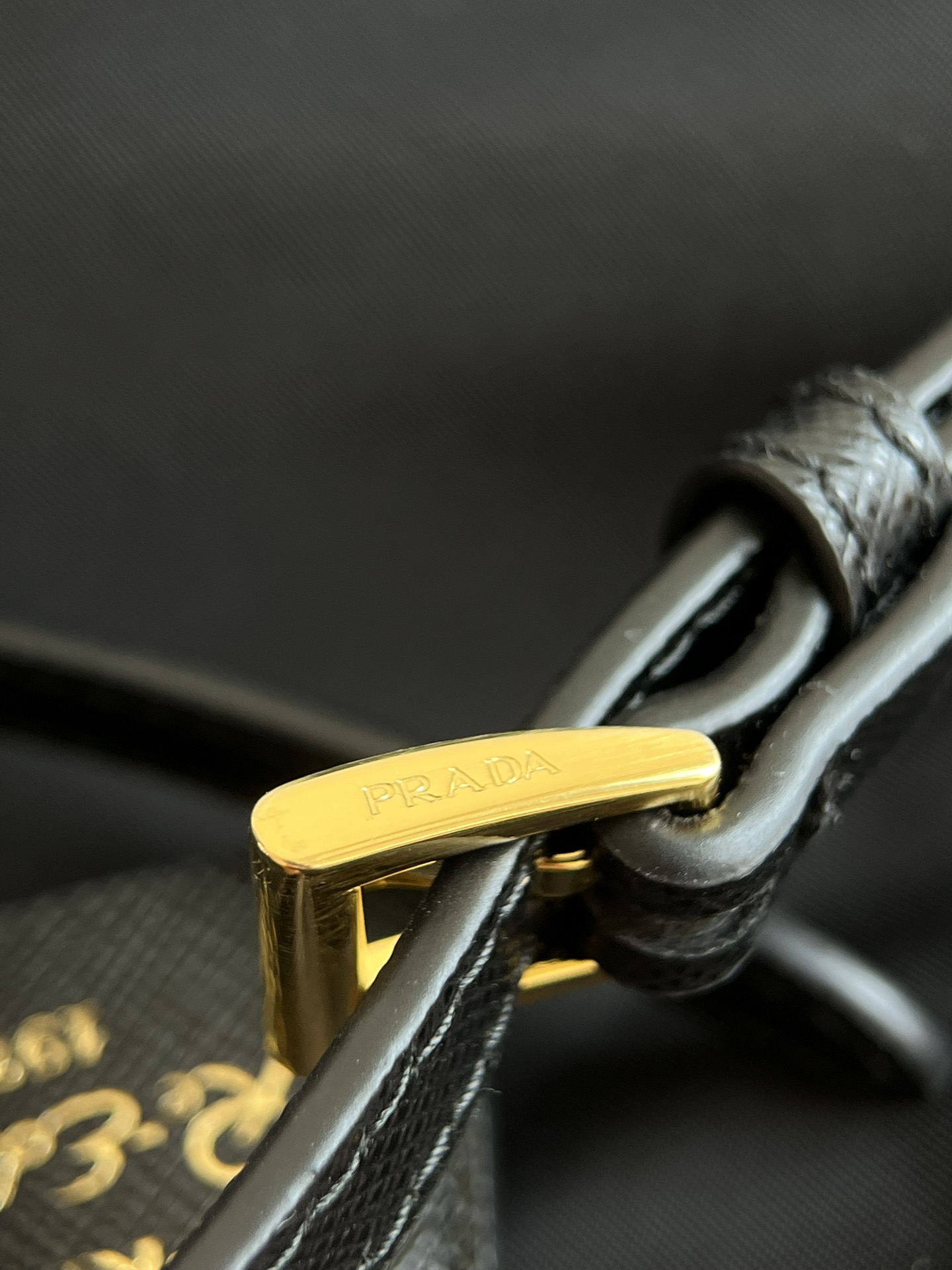 Prada Comes with a set of hardware. As mentioned before, I wont mention it here. You can check the color and engraving by yourself. Its the real