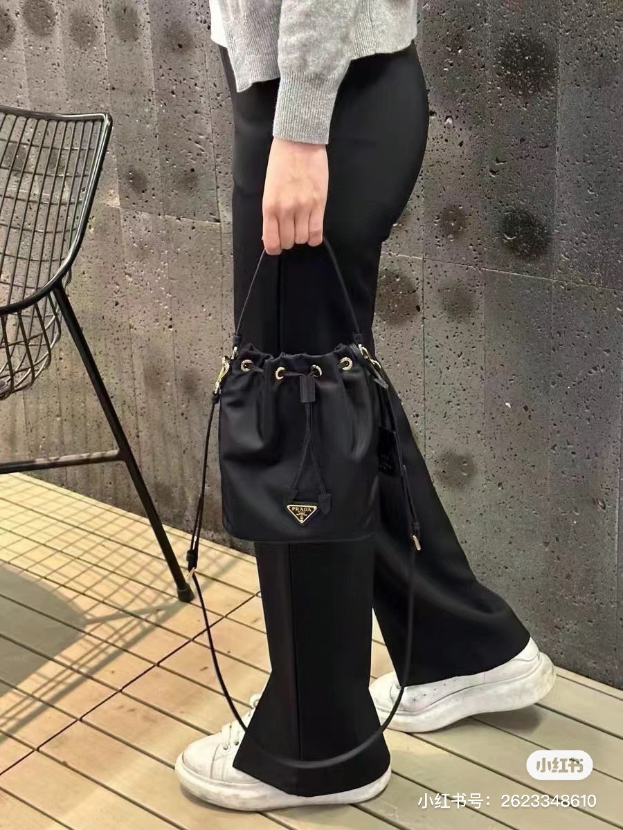 Prada The black reference is really minimalist, practical and cute!