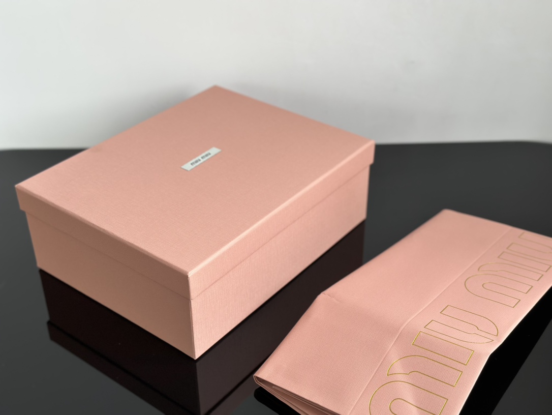 Miu Miu Packaged as shown in the picture, this is what I received