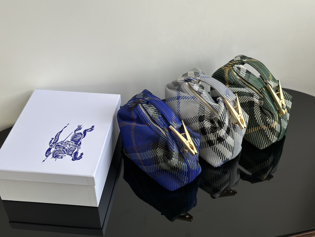 Burberry Comes fully packaged, size 21/23/10!