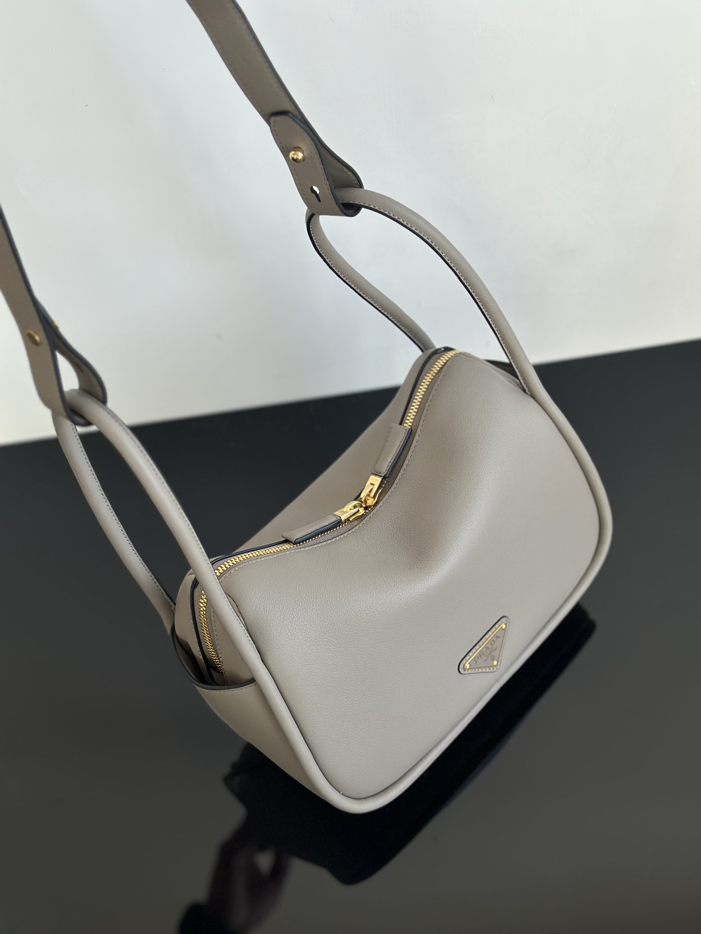 Real shot of gray elephant gray. This color is very positive and is also one of the diamond colors! Prada Lindy elf ear bowling bag!