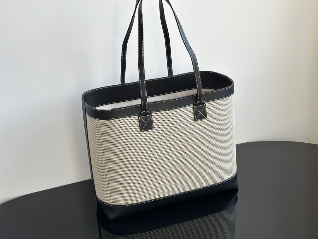 Burberry's real shot of black burberry 25 latest models just launched in outlet stores. A tote bag with a very large capacity. It is completely s