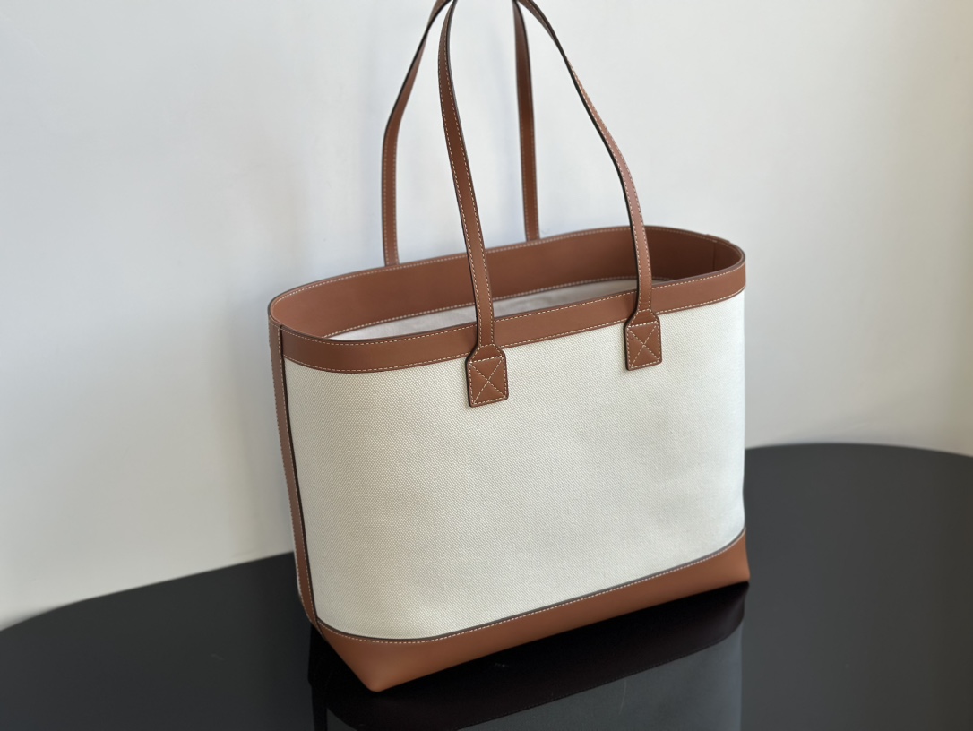 Burberry brown real shot! Comes from Dongguan production channel! Feel free to buy it! This is just a big pocket bag! !