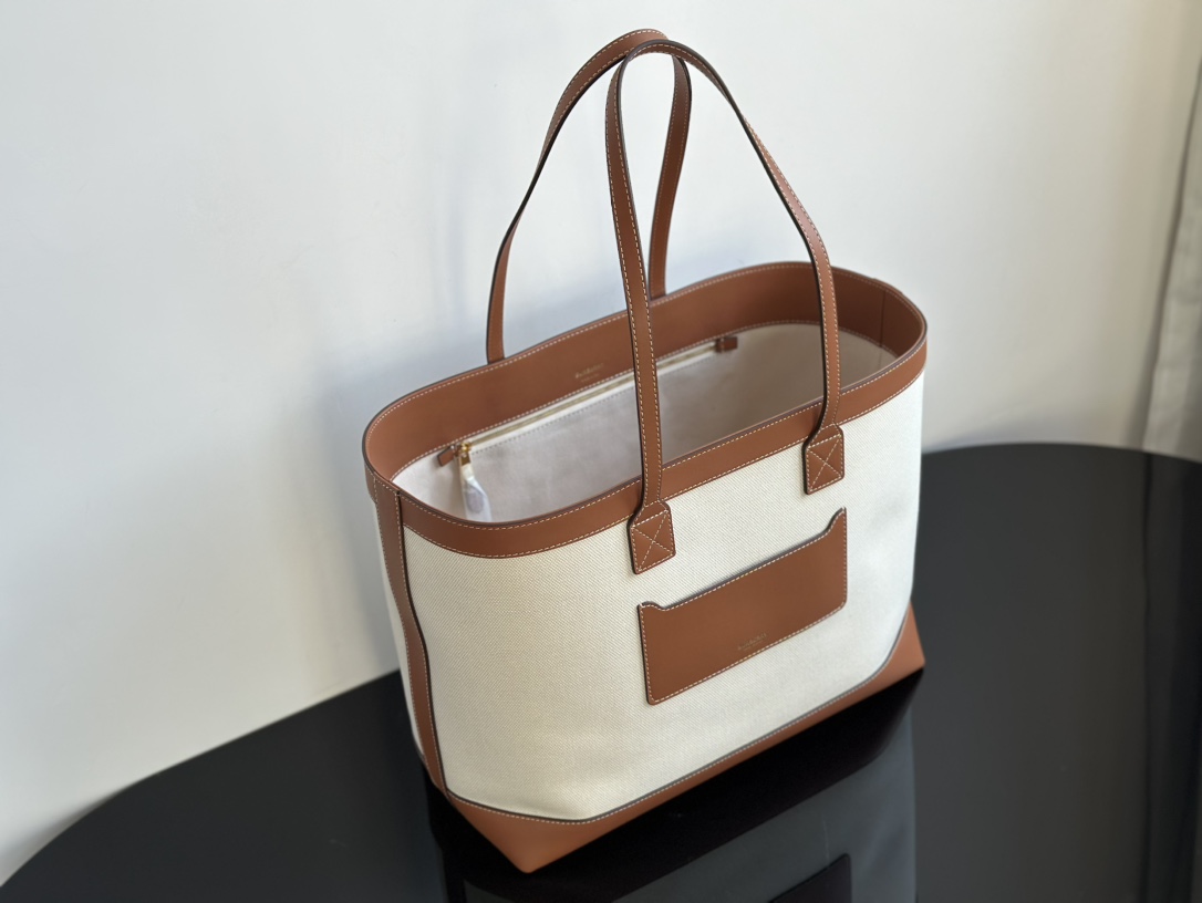 Burberry brown real shot! Comes from Dongguan production channel! Feel free to buy it! This is just a big pocket bag! !