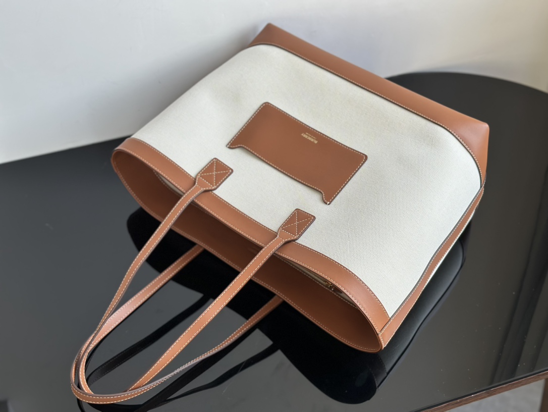 Burberry There is no box packaging in the order picture, and it will be shipped with a dust bag! Size 36/30/8