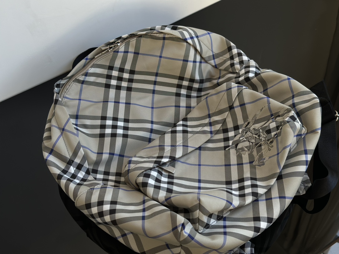 Burberry The texture can be perfectly reflected by just taking a photo!