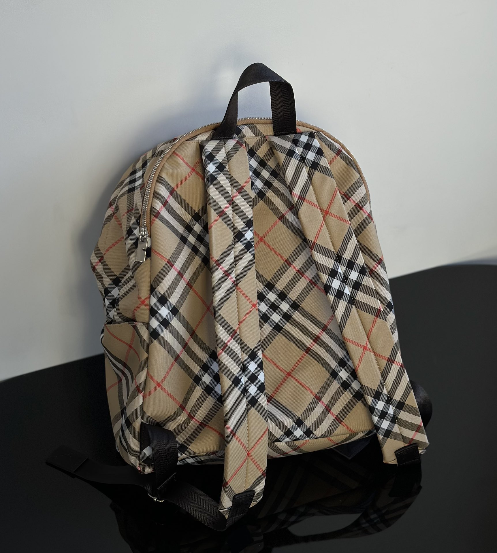 Burberry Real shot of yellow plaid! This color is classic, and it is also the main color! Windbreaker linings, scarves, bags and clothes are all
