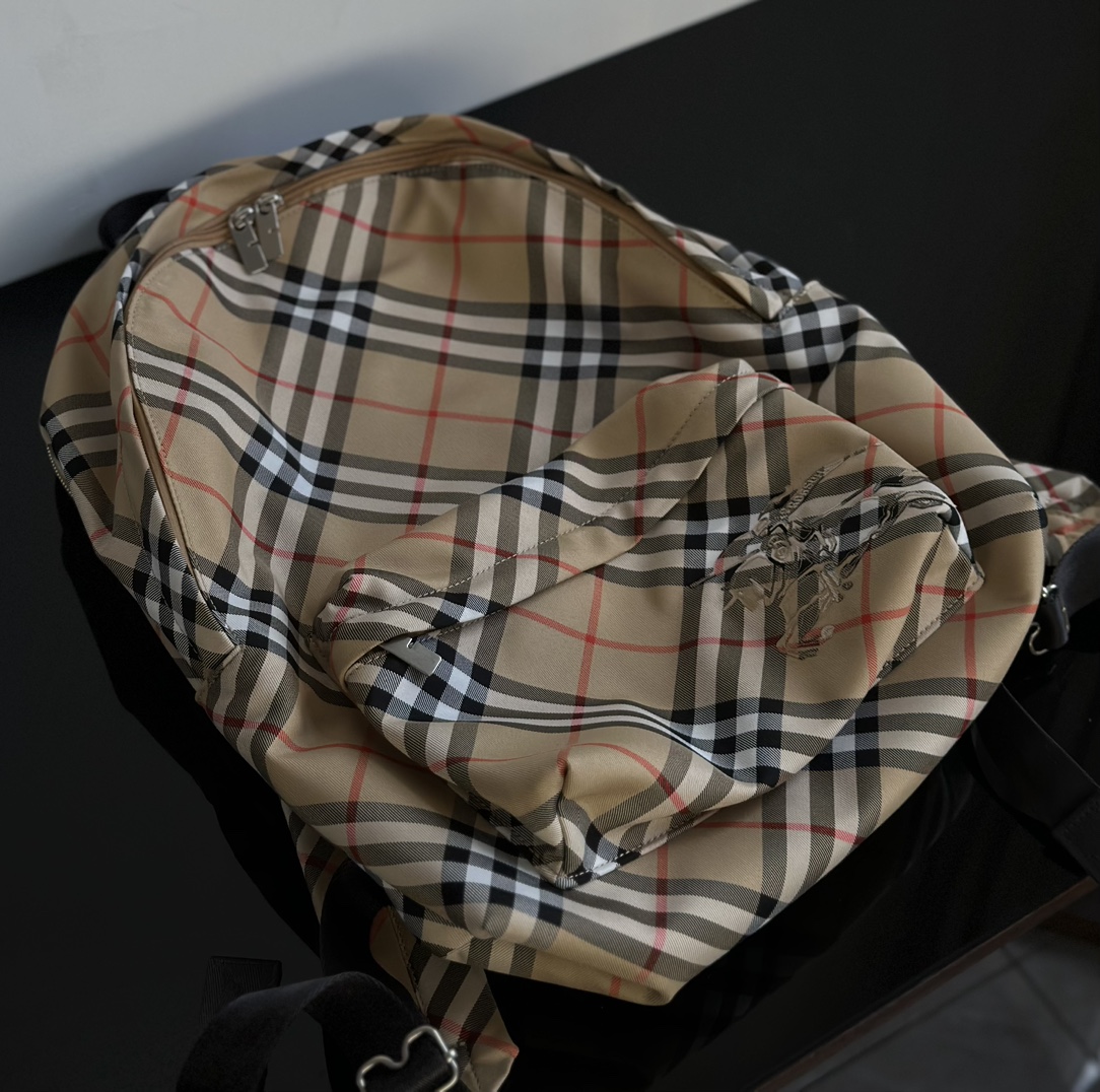 Burberry The fabric is also made of Bs exclusive high-density and highly waterproof waterproof canvas plaid fabric!